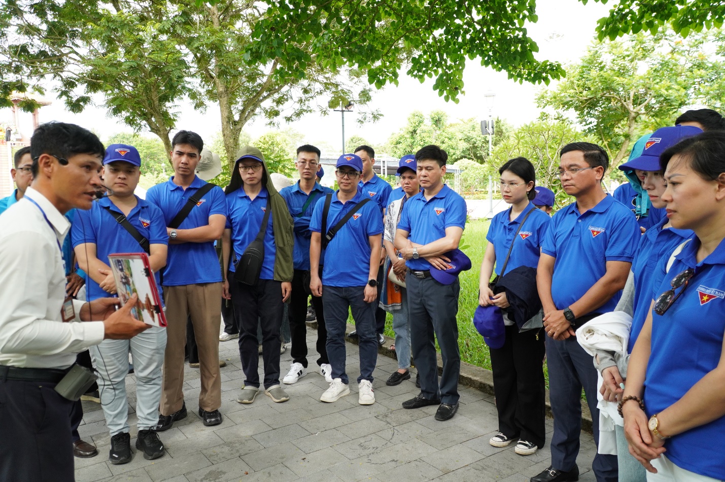 Hàng nghìn du khách đến dâng hương tại Thành cổ Quảng Trị dịp 27/7- Ảnh 4. Hàng nghìn du khách đến dâng hương tại Thành cổ Quảng Trị dịp 27/7- Ảnh 4.