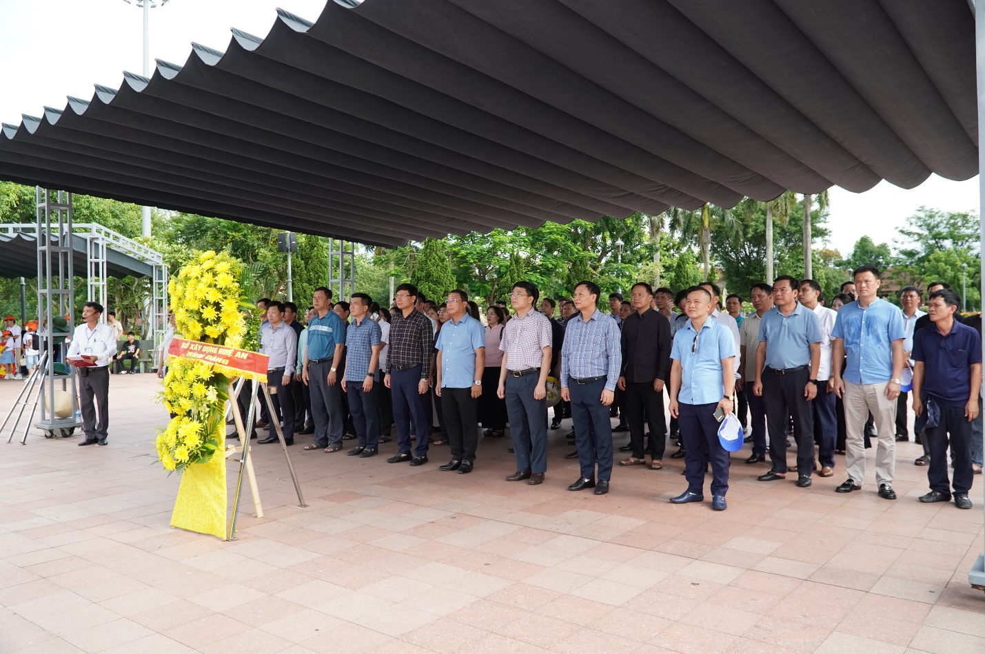 Hàng nghìn du khách đến dâng hương tại Thành cổ Quảng Trị dịp 27/7- Ảnh 5. Hàng nghìn du khách đến dâng hương tại Thành cổ Quảng Trị dịp 27/7- Ảnh 5.