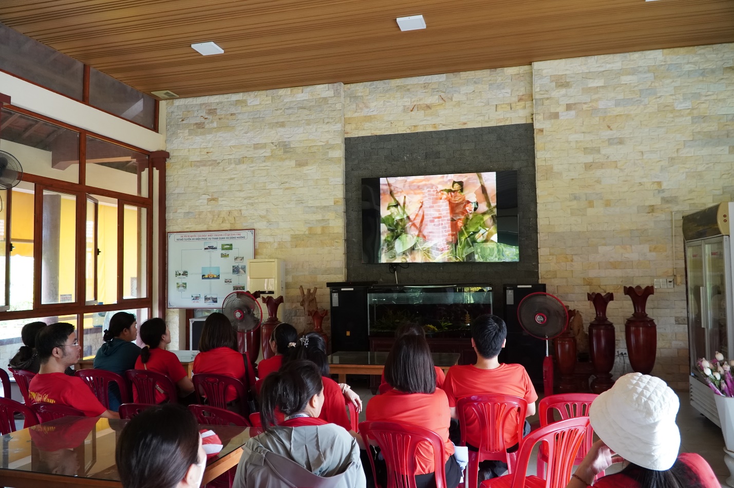 Hàng nghìn du khách đến dâng hương tại Thành cổ Quảng Trị dịp 27/7- Ảnh 6. Hàng nghìn du khách đến dâng hương tại Thành cổ Quảng Trị dịp 27/7- Ảnh 6.