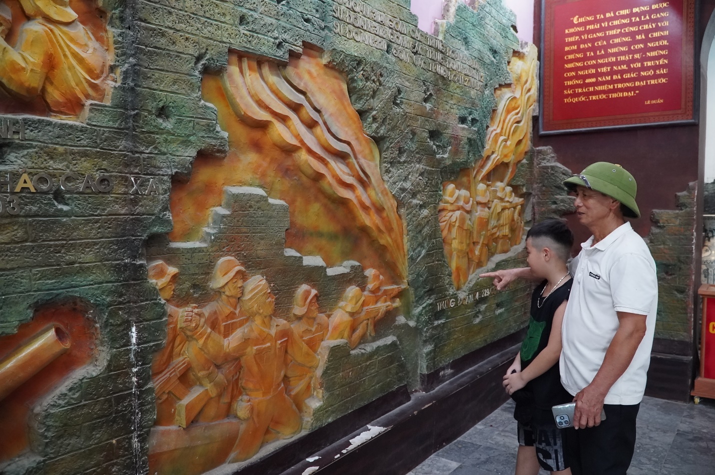 Hàng nghìn du khách đến dâng hương tại Thành cổ Quảng Trị dịp 27/7- Ảnh 7. Hàng nghìn du khách đến dâng hương tại Thành cổ Quảng Trị dịp 27/7- Ảnh 7.