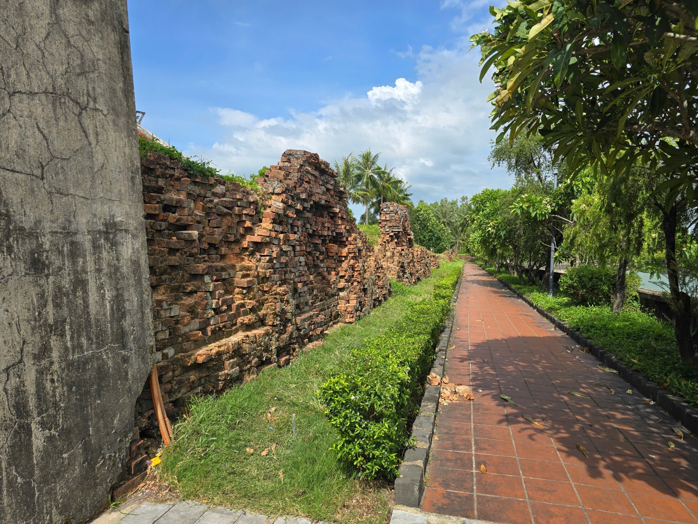 Hàng nghìn du khách đến dâng hương tại Thành cổ Quảng Trị dịp 27/7- Ảnh 8. Hàng nghìn du khách đến dâng hương tại Thành cổ Quảng Trị dịp 27/7- Ảnh 8.