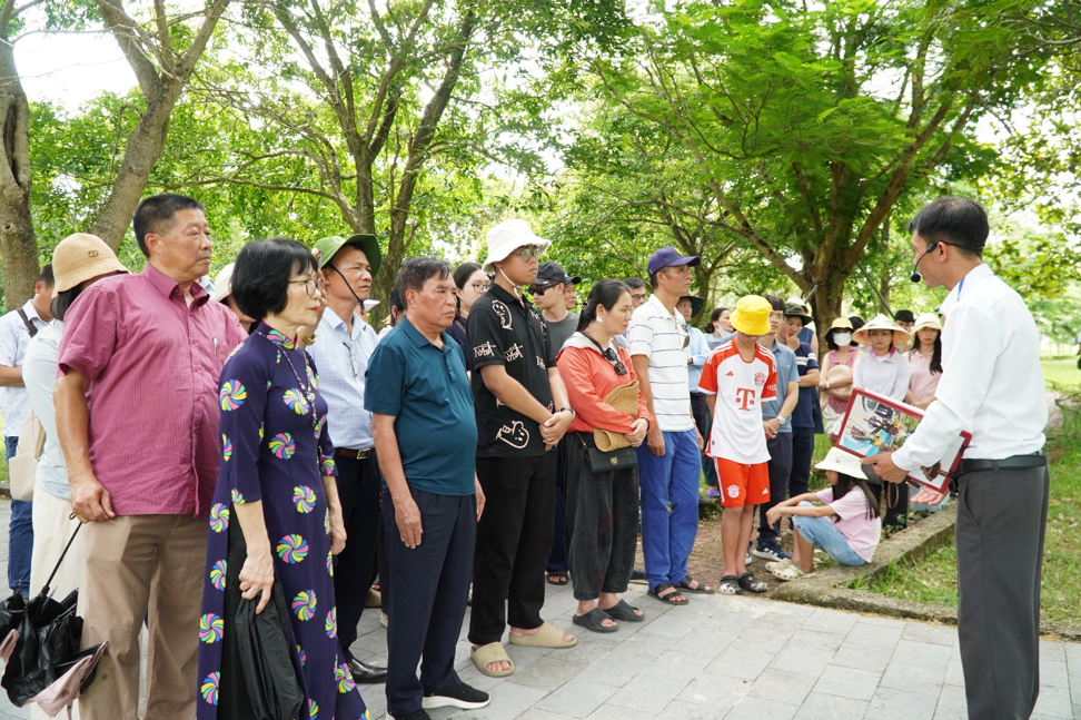 Hàng nghìn du khách đến dâng hương tại Thành cổ Quảng Trị dịp 27/7- Ảnh 3. Hàng nghìn du khách đến dâng hương tại Thành cổ Quảng Trị dịp 27/7- Ảnh 3.