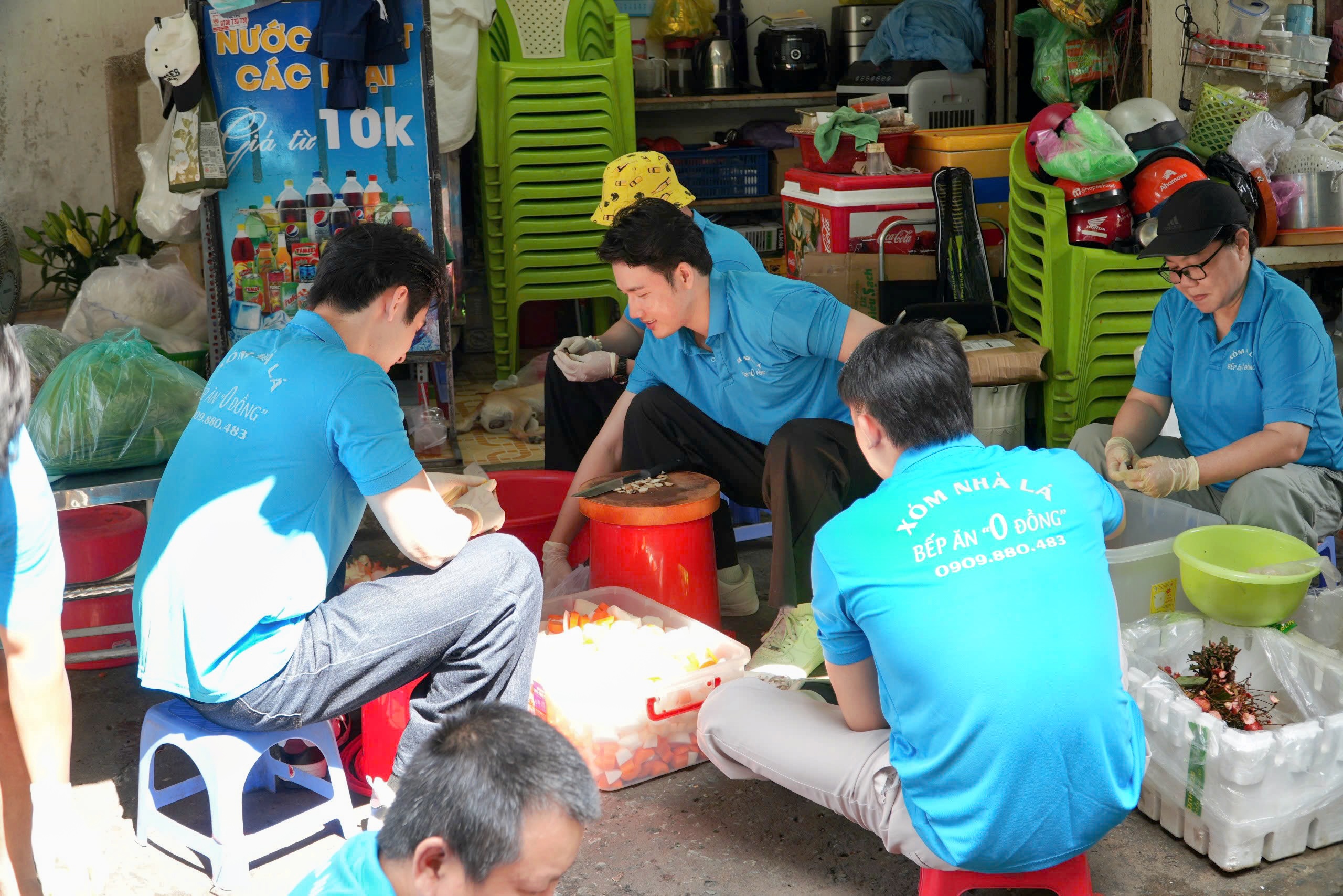 Top 3 Mr World Vietnam 2024 cùng vào bếp, chuẩn bị hơn 500 suất ăn gửi bệnh viện- Ảnh 3.