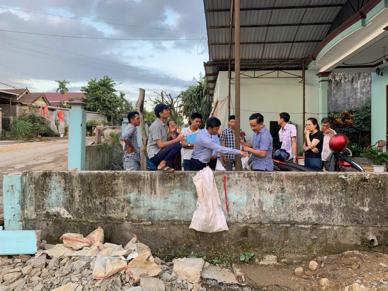 Dự án QL14E: Thi công nắp đậy mương dài 300m sau phản ánh của người dân- Ảnh 1. Dự án QL14E: Thi công nắp đậy mương dài 300m sau phản ánh của người dân- Ảnh 1.