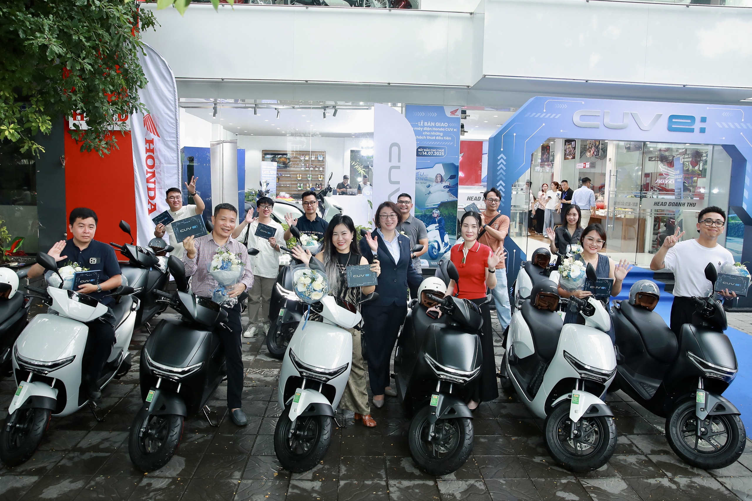 Honda bàn giao xe máy điện CUV e: cho khách hàng- Ảnh 1. Honda bàn giao xe máy điện CUV e: cho khách hàng- Ảnh 1.