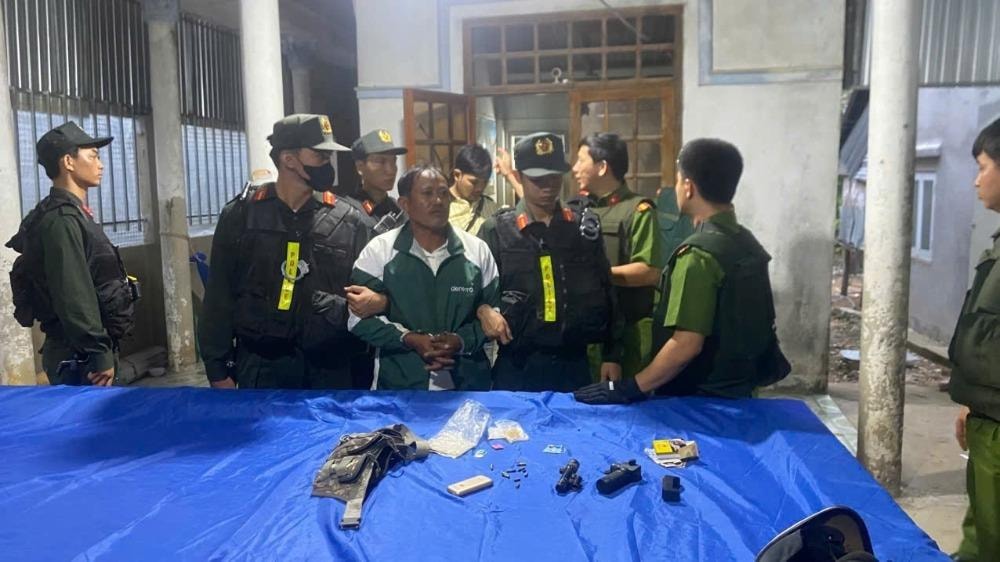 Lãnh đạo Công an Lâm Đồng thăm hỏi trung tá công an bị bắn trọng thương khi làm nhiệm vụ- Ảnh 2. Lãnh đạo Công an Lâm Đồng thăm hỏi trung tá công an bị bắn trọng thương khi làm nhiệm vụ- Ảnh 2.