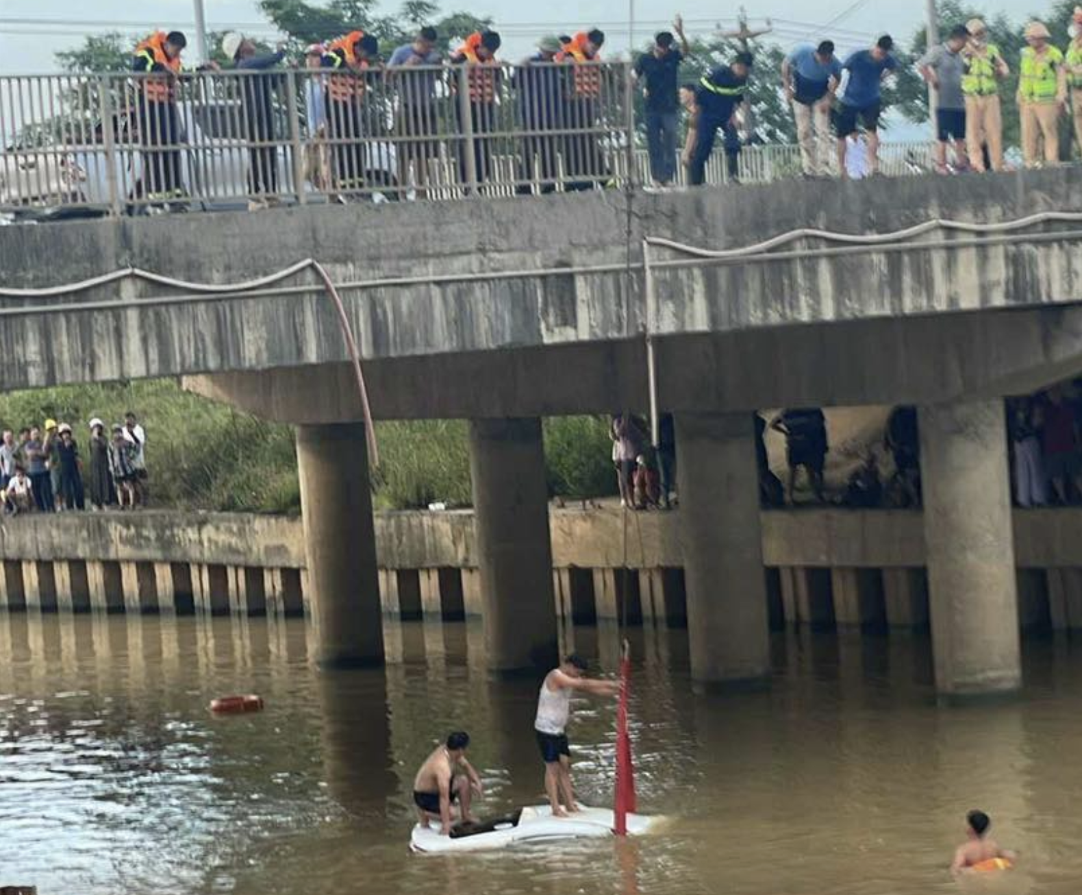 Lực lượng chức năng trục vớt ô tô và tìm kiếm người mất tích. Lực lượng chức năng trục vớt ô tô và tìm kiếm người mất tích.