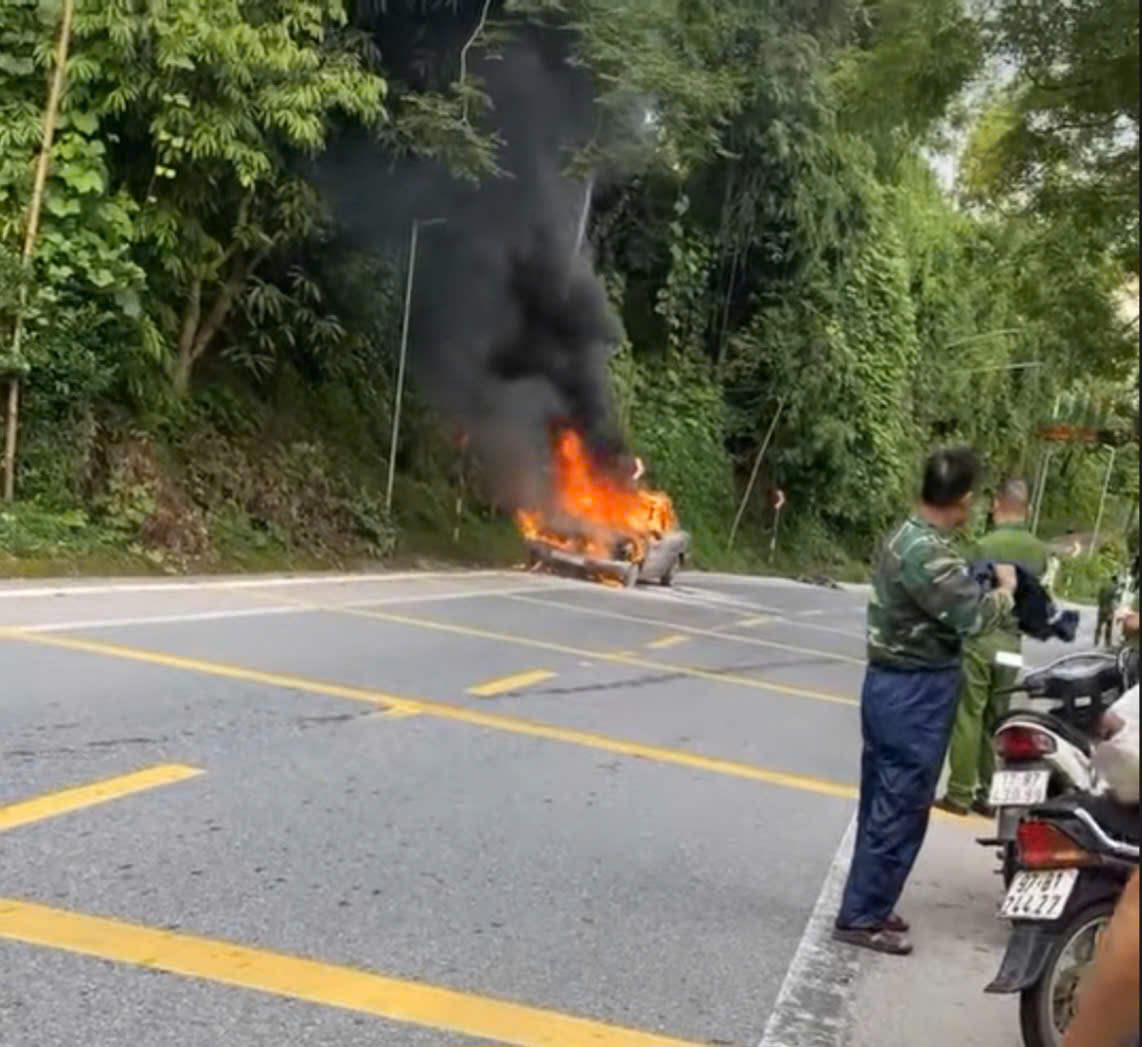 Thái Nguyên: Ô tô bốc cháy khi đang lưu thông trên quốc lộ 3- Ảnh 1. Thái Nguyên: Ô tô bốc cháy khi đang lưu thông trên quốc lộ 3- Ảnh 1.