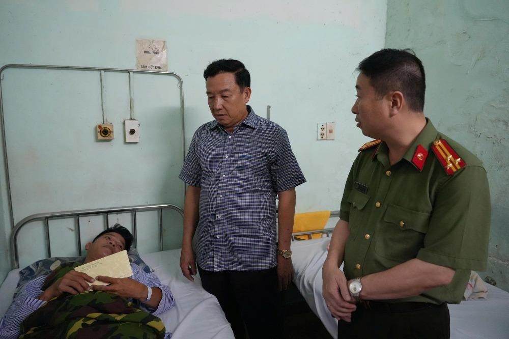 Lãnh đạo Công an Lâm Đồng thăm hỏi trung tá công an bị bắn trọng thương khi làm nhiệm vụ- Ảnh 1. Lãnh đạo Công an Lâm Đồng thăm hỏi trung tá công an bị bắn trọng thương khi làm nhiệm vụ- Ảnh 1.