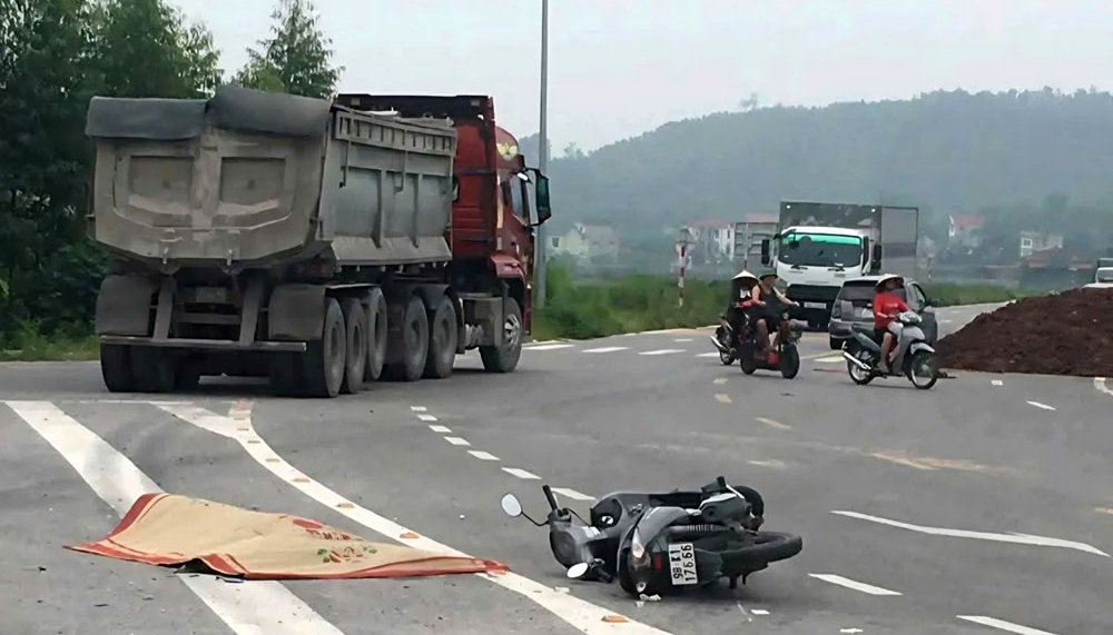 Bắc Ninh: Xe đầu kéo chuyển hướng tông người phụ nữ tử vong- Ảnh 1. Bắc Ninh: Xe đầu kéo chuyển hướng tông người phụ nữ tử vong- Ảnh 1.