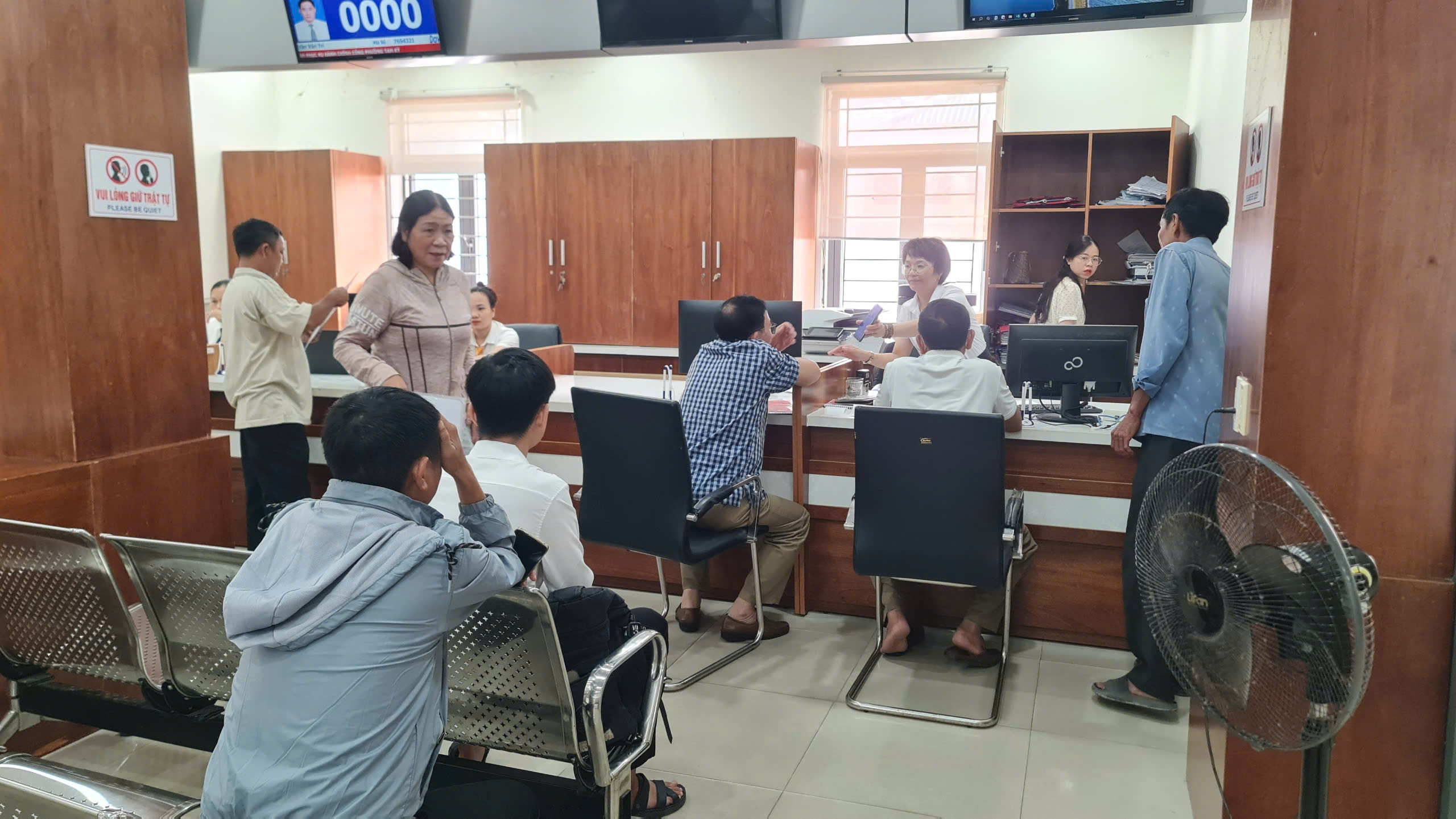 Cán bộ cấp phường ở TP Đà Nẵng linh hoạt xử lý hồ sơ, đảm bảo kỷ luật, kỷ cương- Ảnh 2. Cán bộ cấp phường ở TP Đà Nẵng linh hoạt xử lý hồ sơ, đảm bảo kỷ luật, kỷ cương- Ảnh 2.