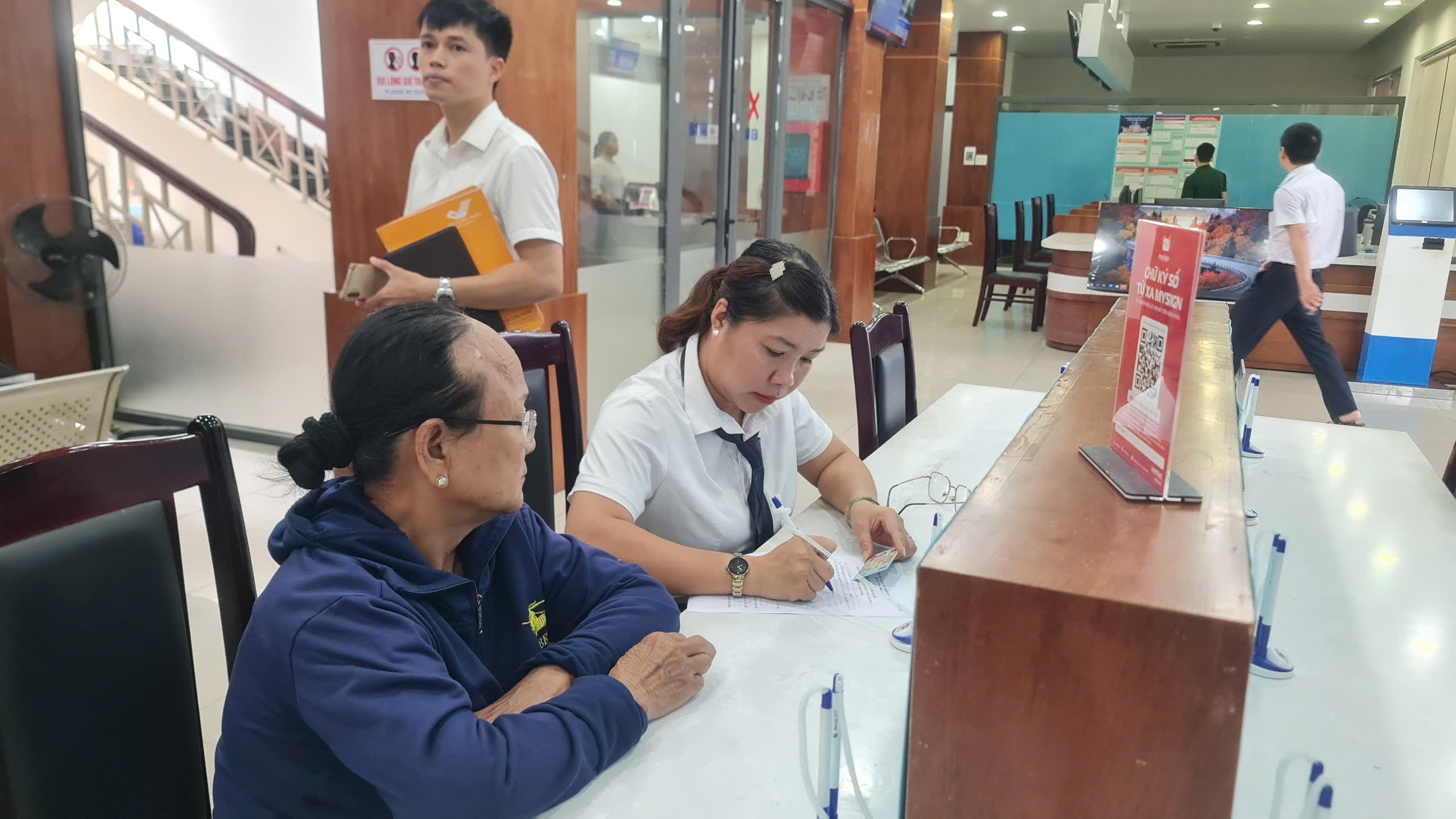 Cán bộ cấp phường ở TP Đà Nẵng linh hoạt xử lý hồ sơ, đảm bảo kỷ luật, kỷ cương- Ảnh 1. Cán bộ cấp phường ở TP Đà Nẵng linh hoạt xử lý hồ sơ, đảm bảo kỷ luật, kỷ cương- Ảnh 1.