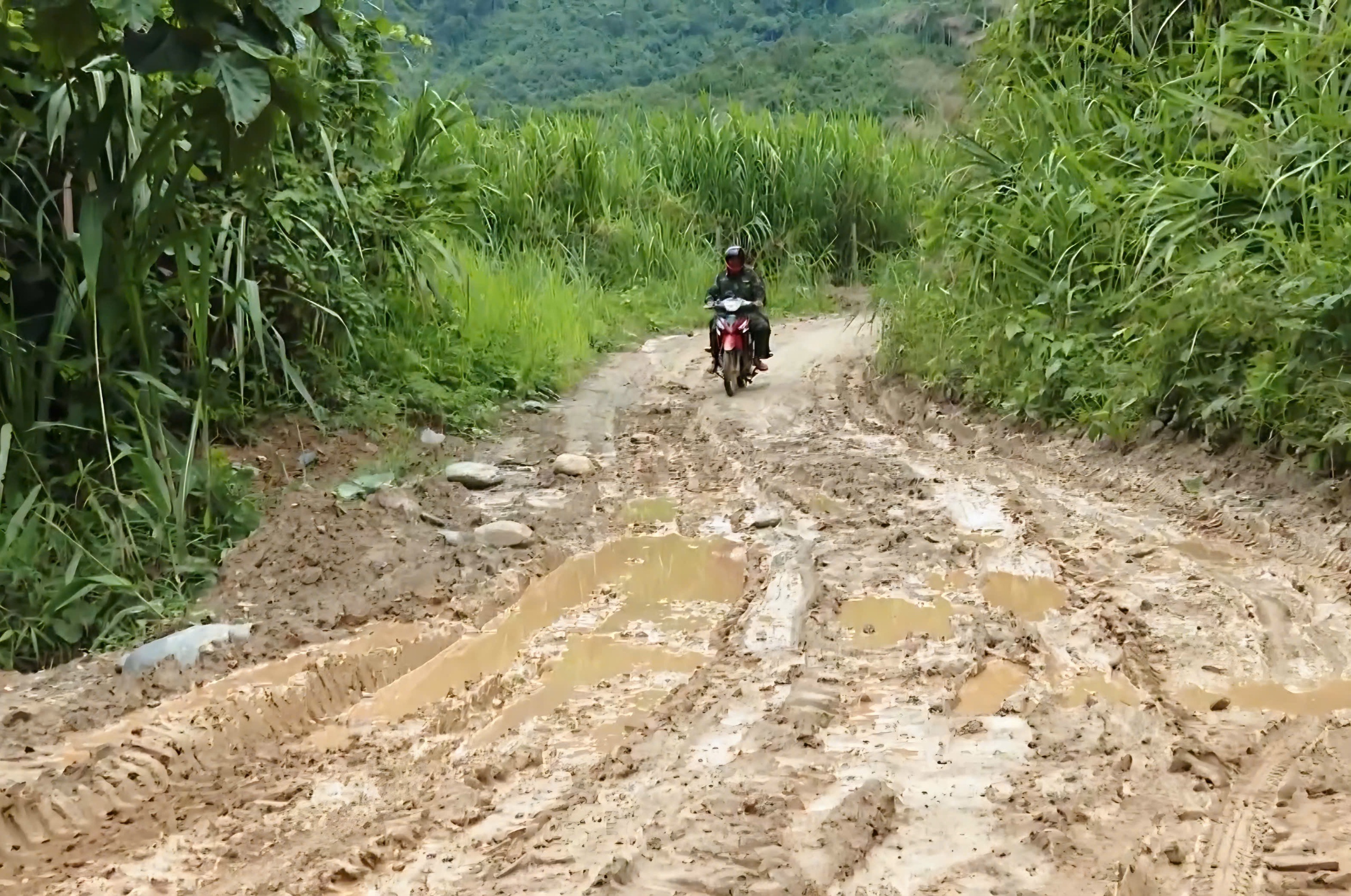 Nghệ An: Tuyến đường độc đạo vùng biên Tam Thái hư hỏng nặng, chờ sửa chữa- Ảnh 1. Nghệ An: Tuyến đường độc đạo vùng biên Tam Thái hư hỏng nặng, chờ sửa chữa- Ảnh 1.