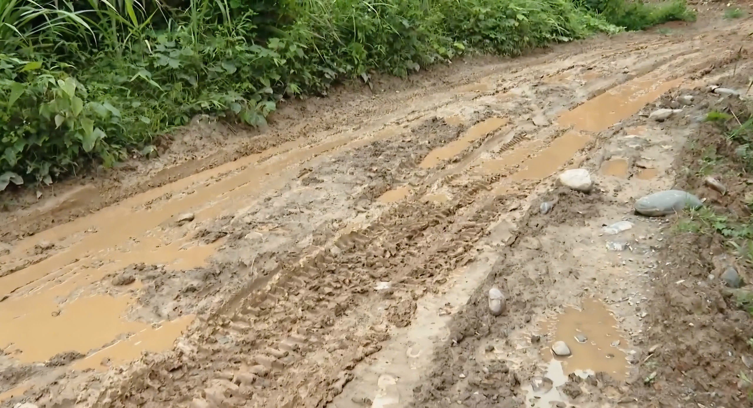 Nghệ An: Tuyến đường độc đạo vùng biên Tam Thái hư hỏng nặng, chờ sửa chữa- Ảnh 5. Nghệ An: Tuyến đường độc đạo vùng biên Tam Thái hư hỏng nặng, chờ sửa chữa- Ảnh 5.
