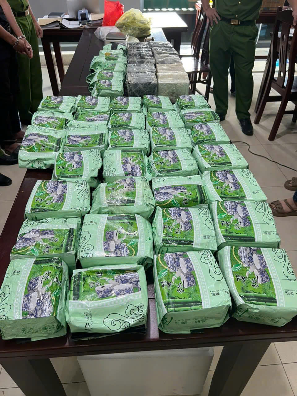 Nghệ An: Phá đường dây ma túy xuyên quốc gia, thu 60 bánh heroin và 37kg ma túy đá- Ảnh 2.