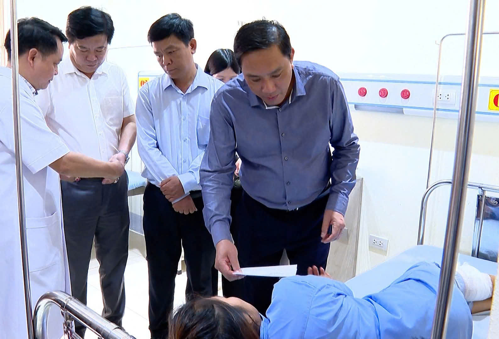 Hỗ trợ tiền cho các gia đình có người thiệt mạng, bị thương trong vụ sạt lở đất ở Lào Cai- Ảnh 2. Hỗ trợ tiền cho các gia đình có người thiệt mạng, bị thương trong vụ sạt lở đất ở Lào Cai- Ảnh 2.