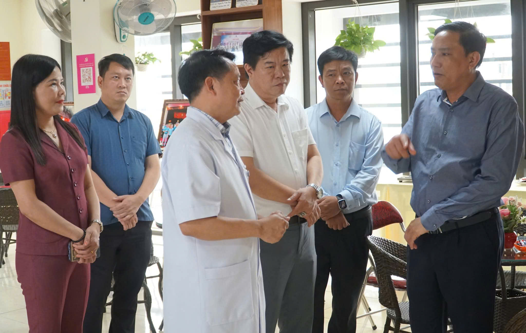 Hỗ trợ tiền cho các gia đình có người thiệt mạng, bị thương trong vụ sạt lở đất ở Lào Cai- Ảnh 3. Hỗ trợ tiền cho các gia đình có người thiệt mạng, bị thương trong vụ sạt lở đất ở Lào Cai- Ảnh 3.