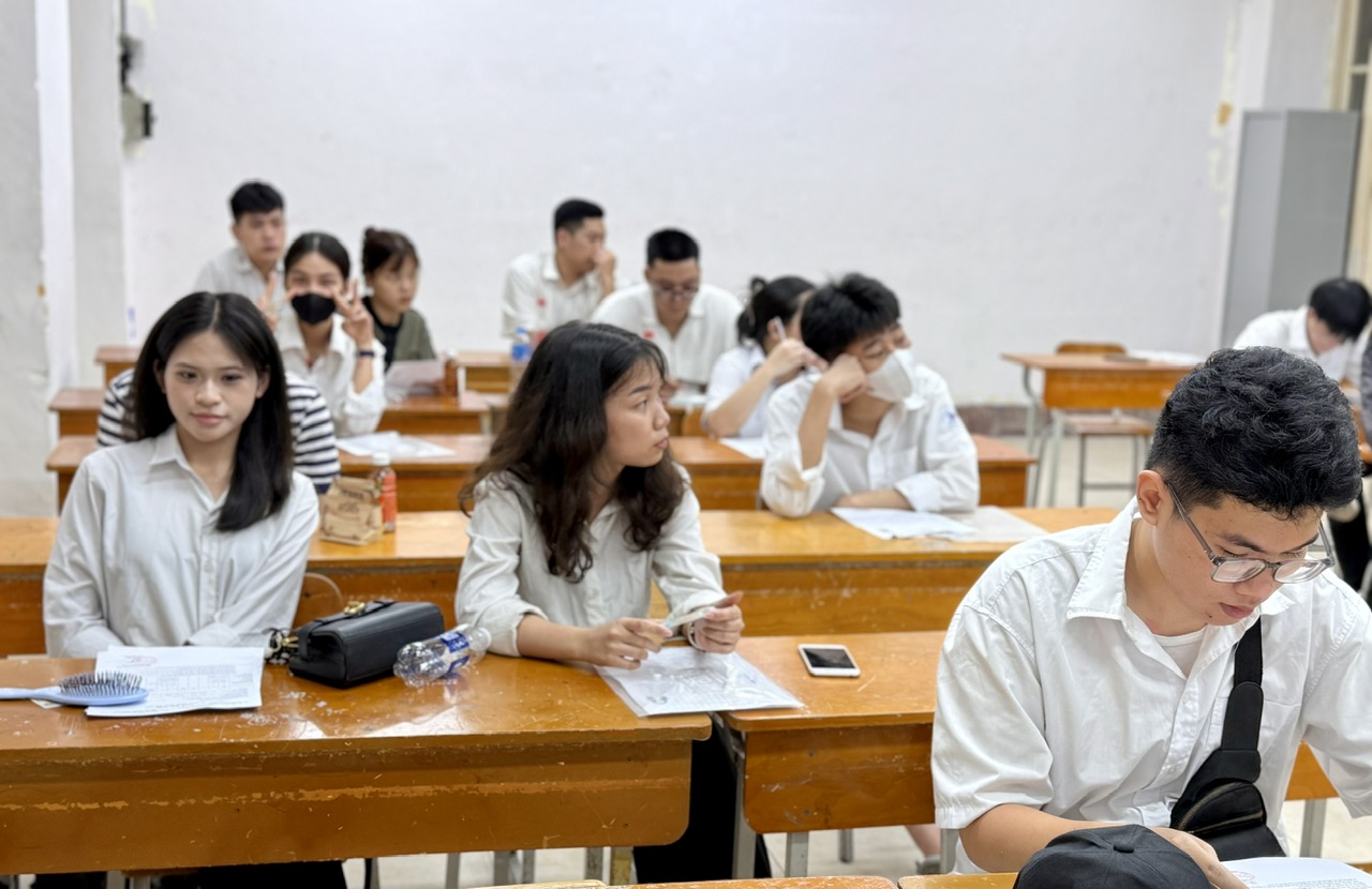 Bất ngờ với phổ điểm môn tiếng Anh đẹp nhất kỳ thi tốt nghiệp THPT 2025- Ảnh 1. Bất ngờ với phổ điểm môn tiếng Anh đẹp nhất kỳ thi tốt nghiệp THPT 2025- Ảnh 1.