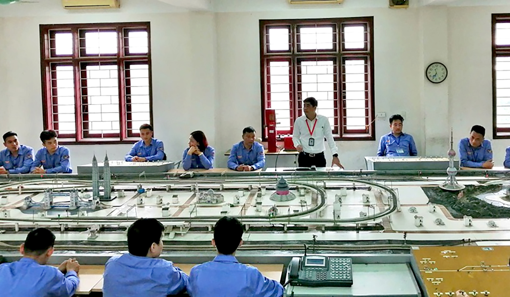 Gấp rút đào tạo nhân lực vận hành đường sắt- Ảnh 1. Gấp rút đào tạo nhân lực vận hành đường sắt- Ảnh 1.