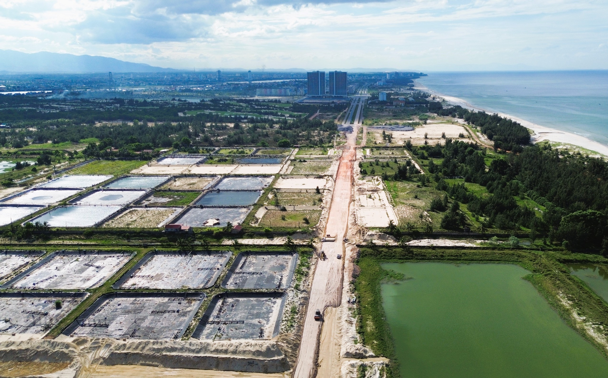 Công trình cầu vòm thép, đường ven biển qua tỉnh Quảng Trị đang thi công thế nào?- Ảnh 7. Công trình cầu vòm thép, đường ven biển qua tỉnh Quảng Trị đang thi công thế nào?- Ảnh 7.