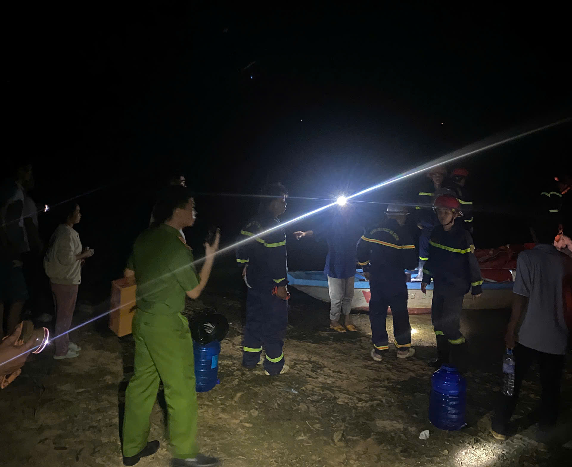 Đắk Lắk: Hơn 100 người xuyên đêm tìm người đàn ông nghi bị đuối nước- Ảnh 2. Đắk Lắk: Hơn 100 người xuyên đêm tìm người đàn ông nghi bị đuối nước- Ảnh 2.
