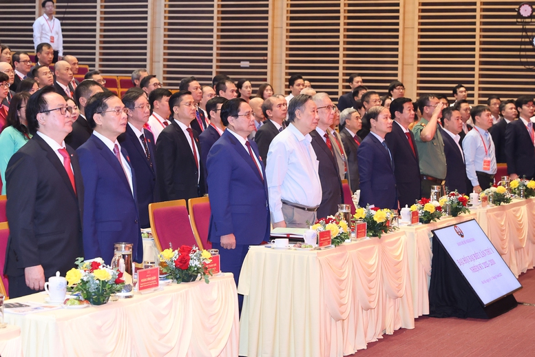 Thủ tướng: "Mỗi cán bộ ngoại giao phải là một chiến sĩ tiên phong trên mặt trận đối ngoại"- Ảnh 1. Thủ tướng: "Mỗi cán bộ ngoại giao phải là một chiến sĩ tiên phong trên mặt trận đối ngoại"- Ảnh 1.