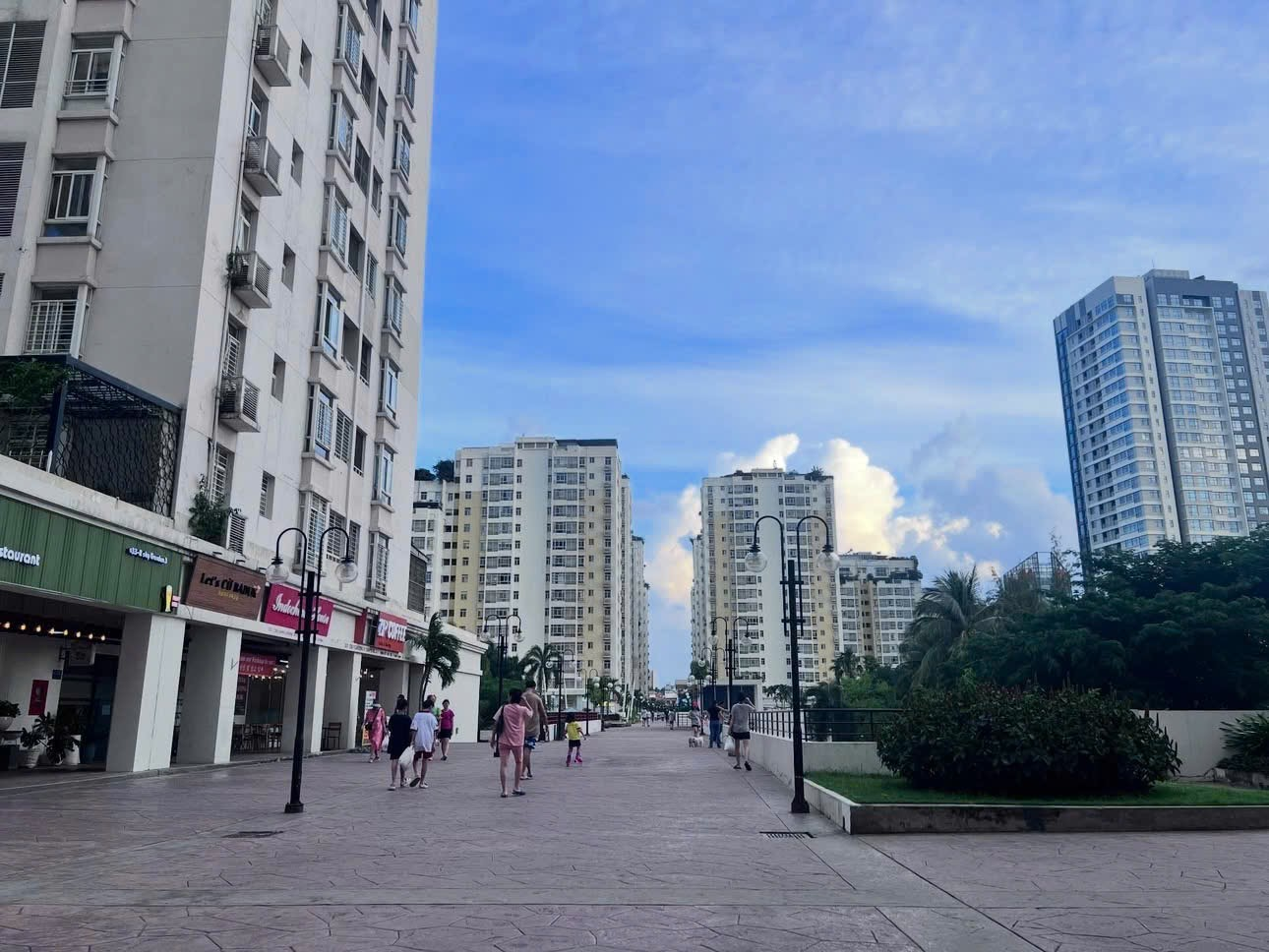 TP.HCM khan hiếm nhà ở giá rẻ, người lao động “mắc kẹt” giữa giấc mơ an cư- Ảnh 1. TP.HCM khan hiếm nhà ở giá rẻ, người lao động “mắc kẹt” giữa giấc mơ an cư- Ảnh 1.