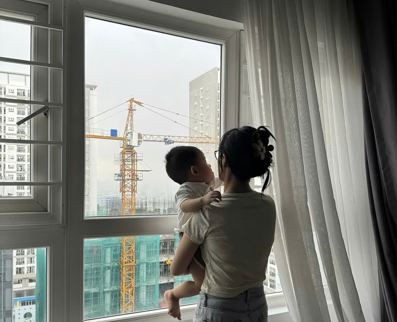 TP.HCM khan hiếm nhà ở giá rẻ, người lao động “mắc kẹt” giữa giấc mơ an cư- Ảnh 2. TP.HCM khan hiếm nhà ở giá rẻ, người lao động “mắc kẹt” giữa giấc mơ an cư- Ảnh 2.