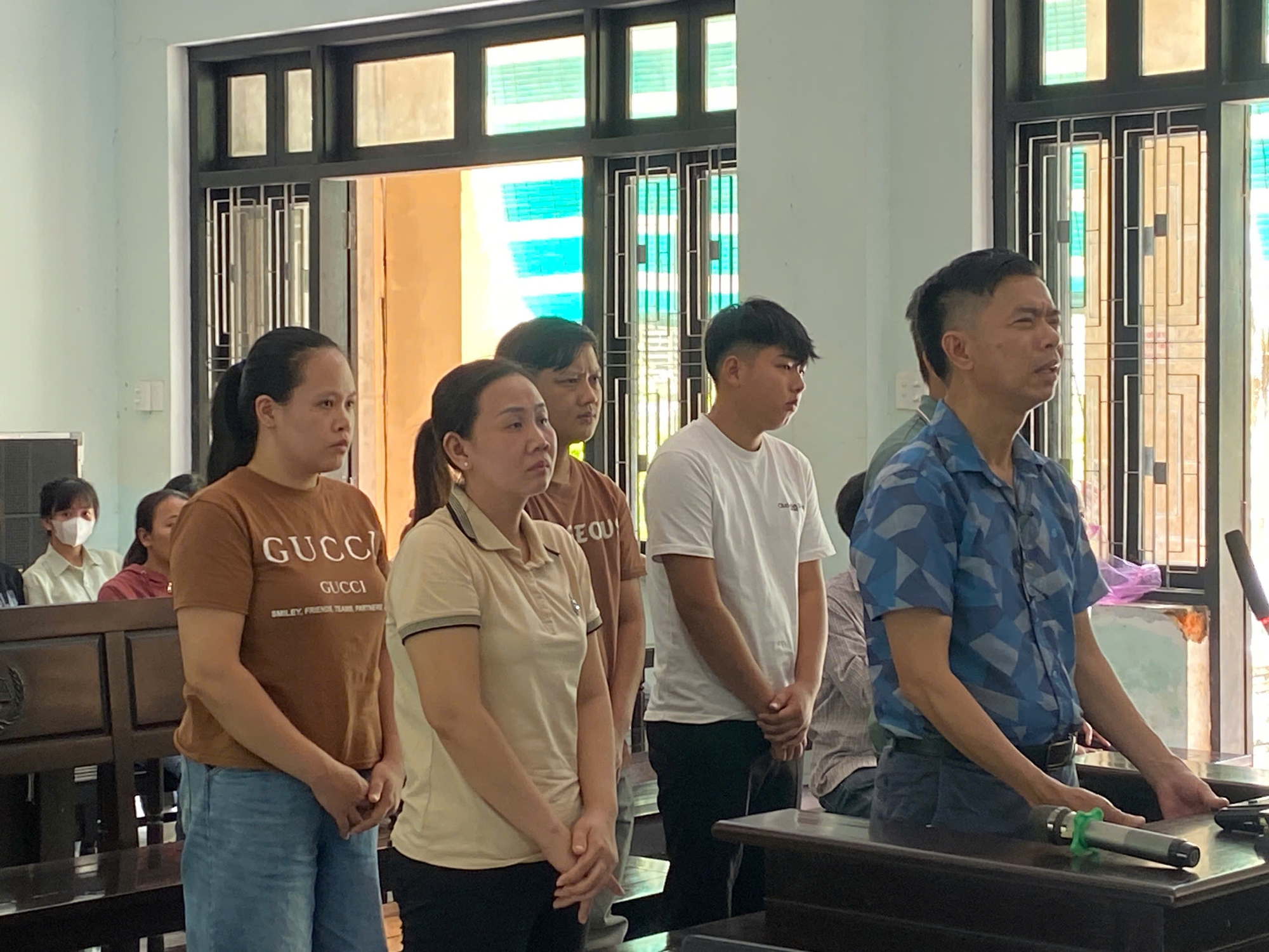 Huế: Làm giả kính ô tô, 6 bị cáo lĩnh án hơn 28 năm tù- Ảnh 1. Huế: Làm giả kính ô tô, 6 bị cáo lĩnh án hơn 28 năm tù- Ảnh 1.