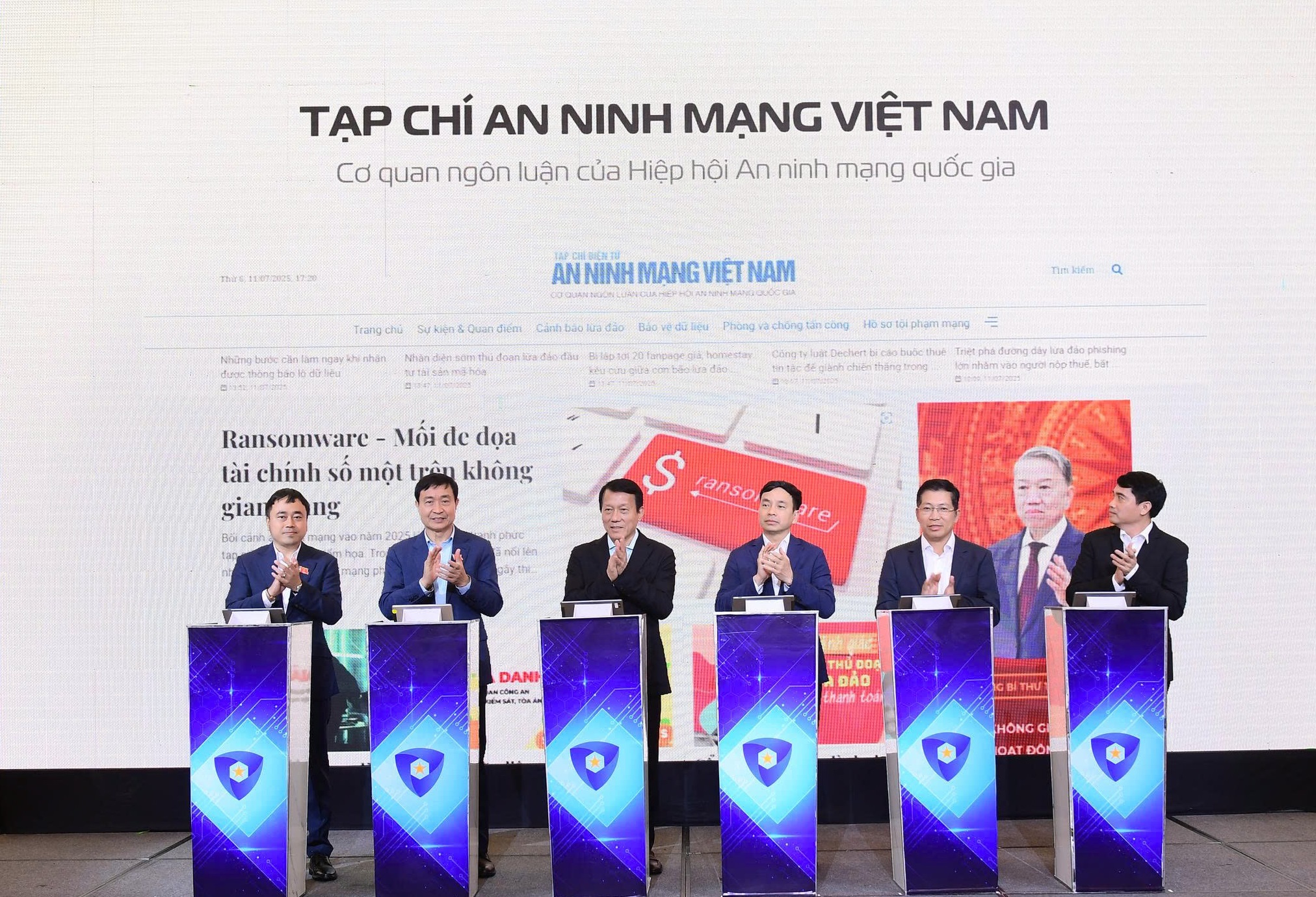 Đại tướng Lương Tam Quang cùng các đại biểu nhấn nút chính thức ra mắt tạp chí điện tử An ninh mạng Việt Nam.