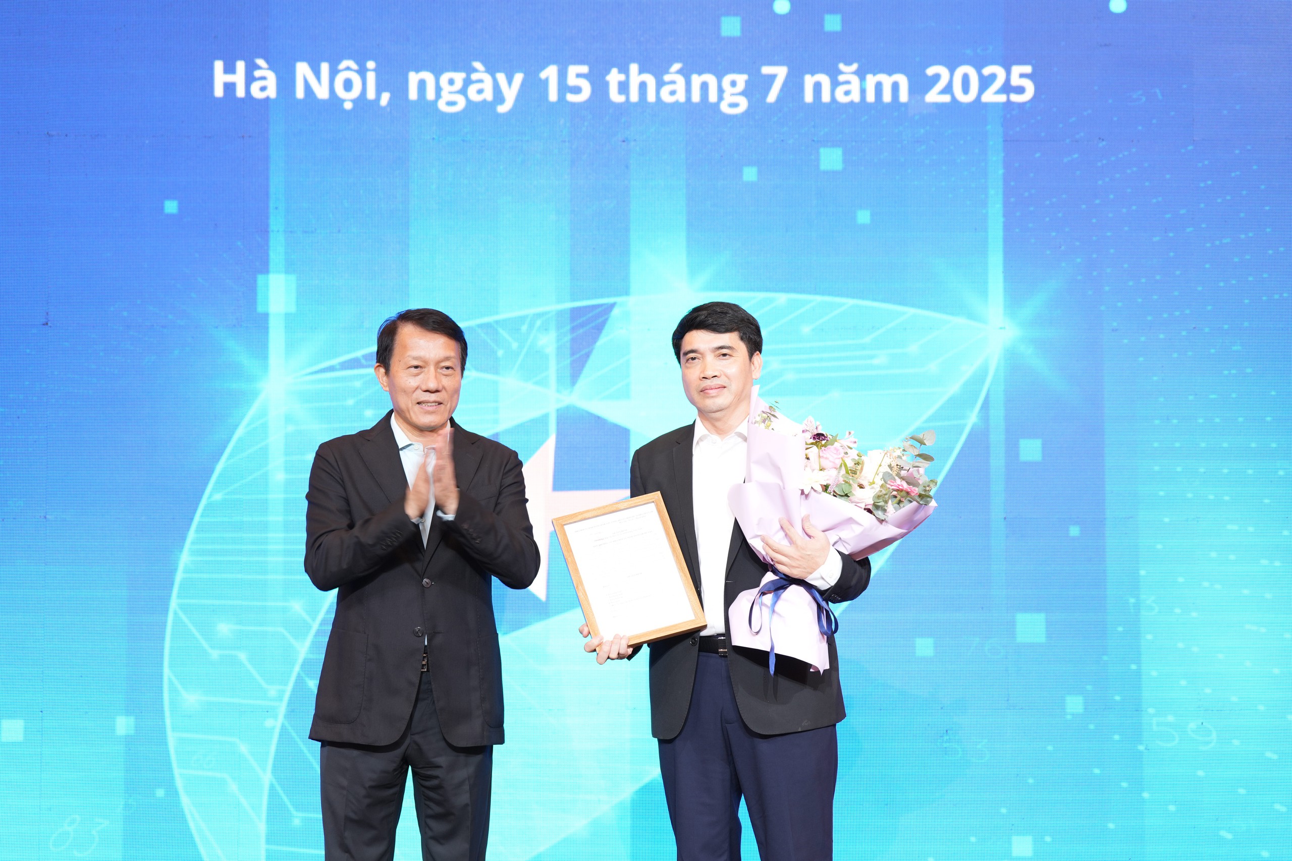 Đại tướng Lương Tam Quang - Bộ trưởng Bộ Công an - Chủ tịch Hiệp hội An ninh mạng quốc gia trao giấy phép thành lập tạp chí An ninh mạng Việt Nam và tặng hoa cho ông Nguyễn Tất Hồng Dương - Tổng biên tập tạp chí.