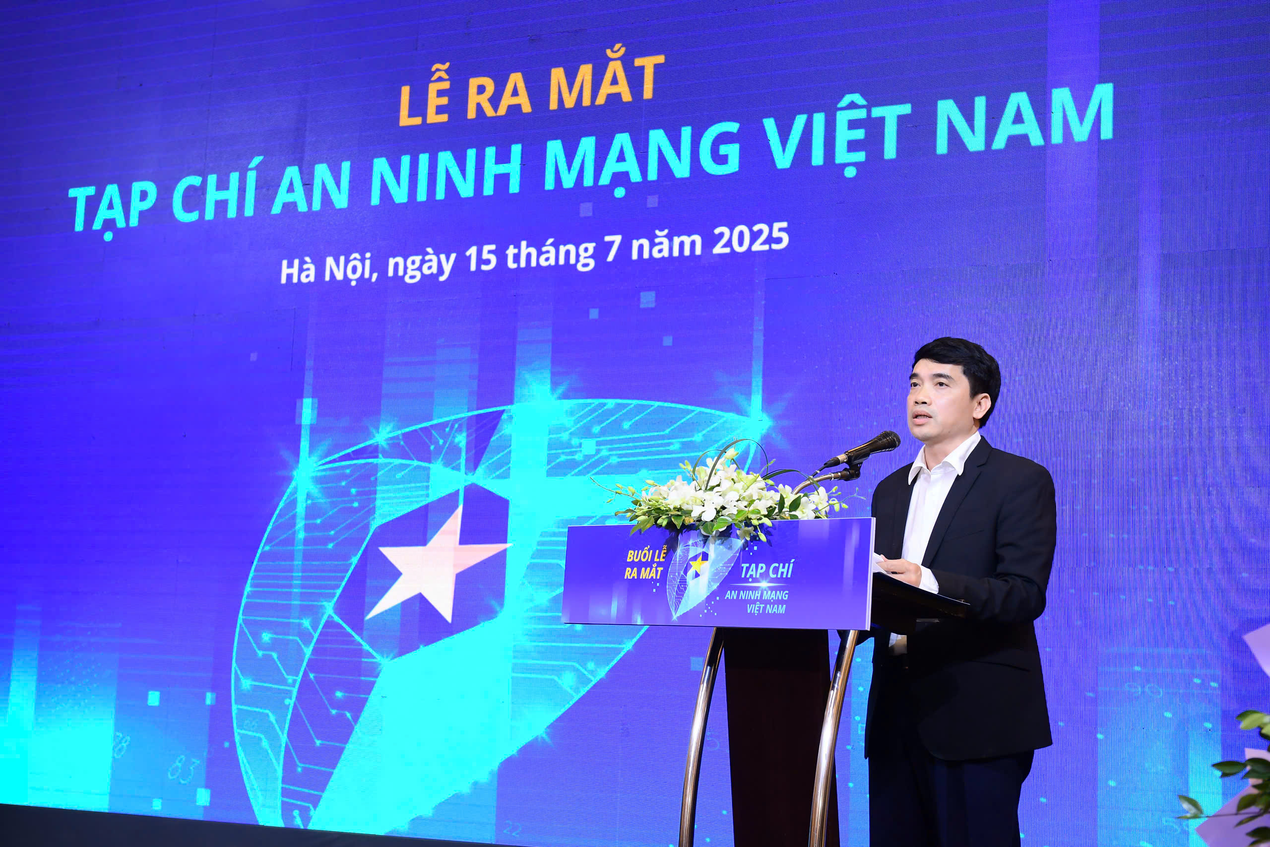 Ông Nguyễn Tất Hồng Dương - Tổng biên tập Tạp chí điện tử An ninh mạng Việt Nam phát biểu nhận nhiệm vụ.