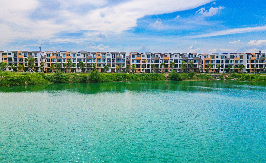 SonKim Land chính thức bàn giao khu biệt thự Alta Villa tại The 9 Stellars- Ảnh 4. A body of water with buildings and trees AI-generated content may be incorrect.