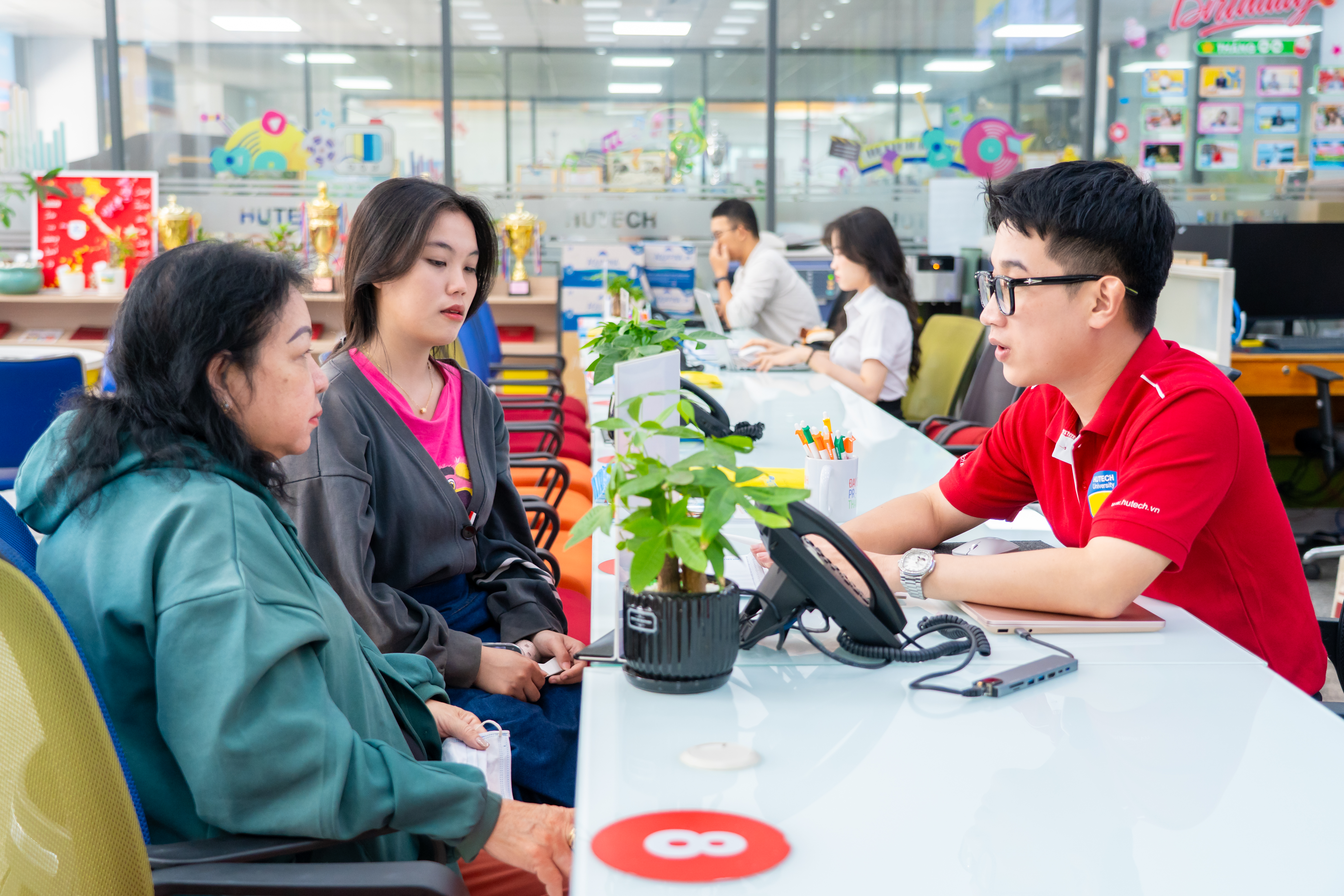 Nhiều trường đại học TP.HCM công bố điểm chuẩn 2025, ngành "hot" tiếp tục giữ mức cao- Ảnh 2. Nhiều trường đại học TP.HCM công bố điểm chuẩn 2025, ngành "hot" tiếp tục giữ mức cao- Ảnh 2.