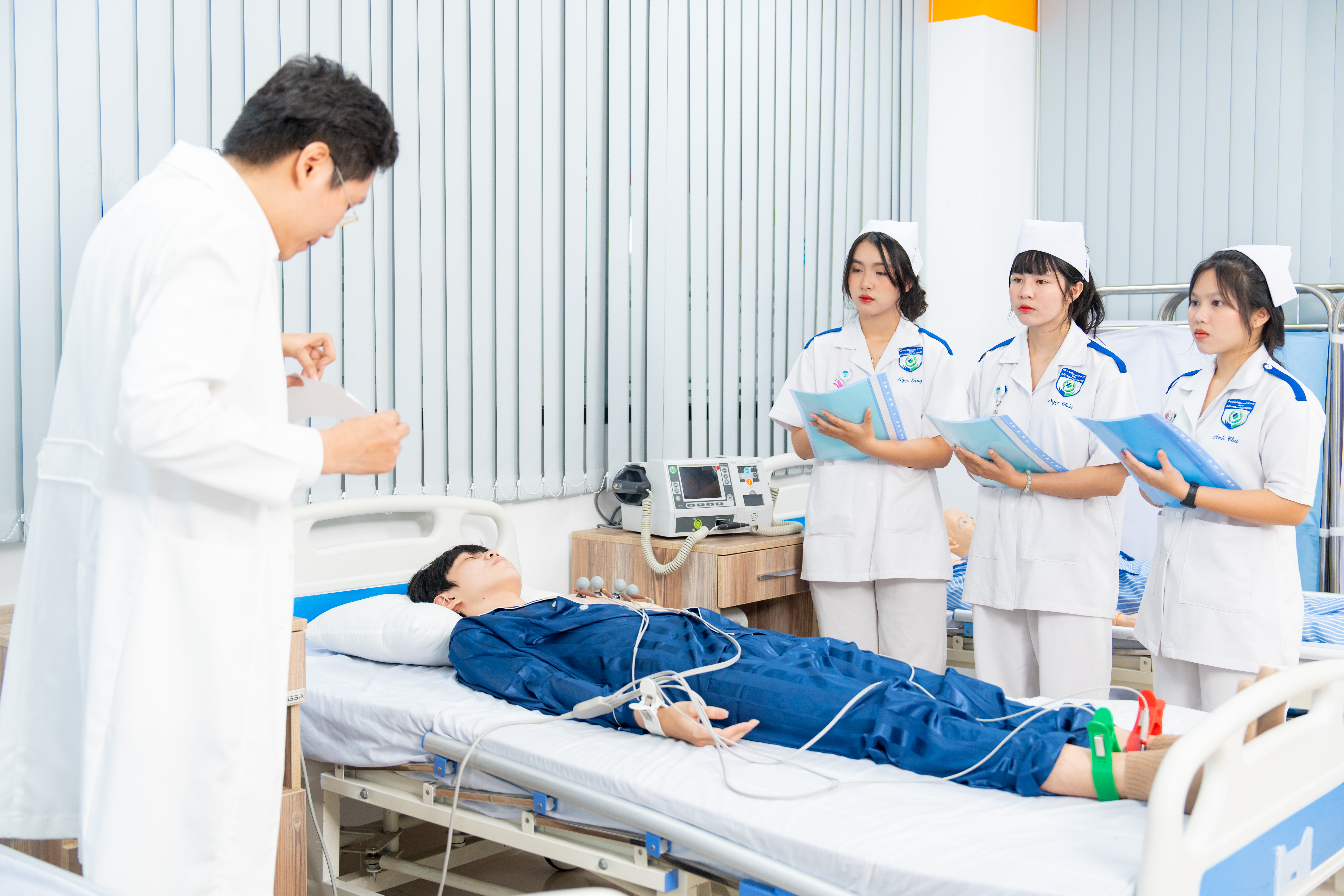Nhiều trường đại học TP.HCM công bố điểm chuẩn 2025, ngành "hot" tiếp tục giữ mức cao- Ảnh 4. Nhiều trường đại học TP.HCM công bố điểm chuẩn 2025, ngành "hot" tiếp tục giữ mức cao- Ảnh 4.