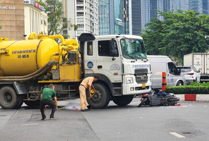 Công an sau đó khám nghiệm hiện trường, điều tra nguyên nhân. Ảnh: HT Công an sau đó khám nghiệm hiện trường, điều tra nguyên nhân. Ảnh: HT
