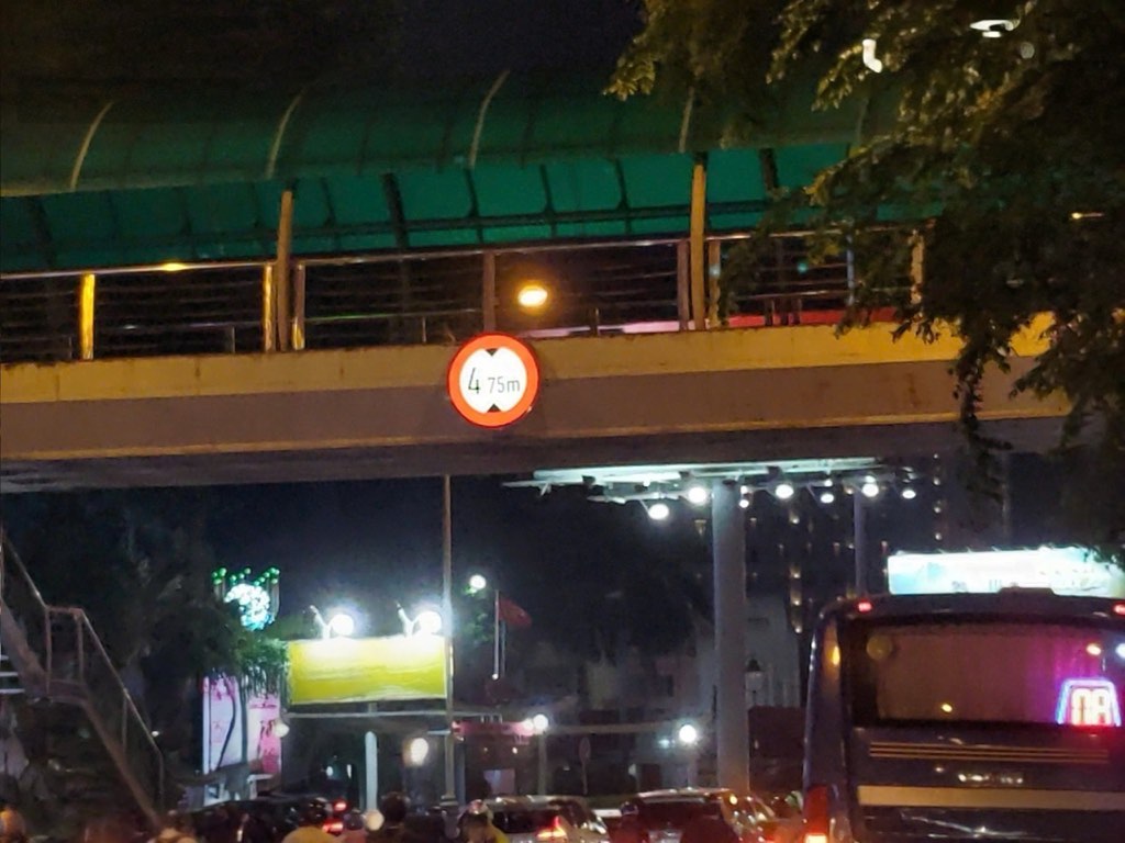 Giao thông TP.HCM thay đổi thế nào khi thí điểm đèn LED vỉa hè và biển báo phát sáng?- Ảnh 2. Giao thông TP.HCM thay đổi thế nào khi thí điểm đèn LED vỉa hè và biển báo phát sáng?- Ảnh 2.
