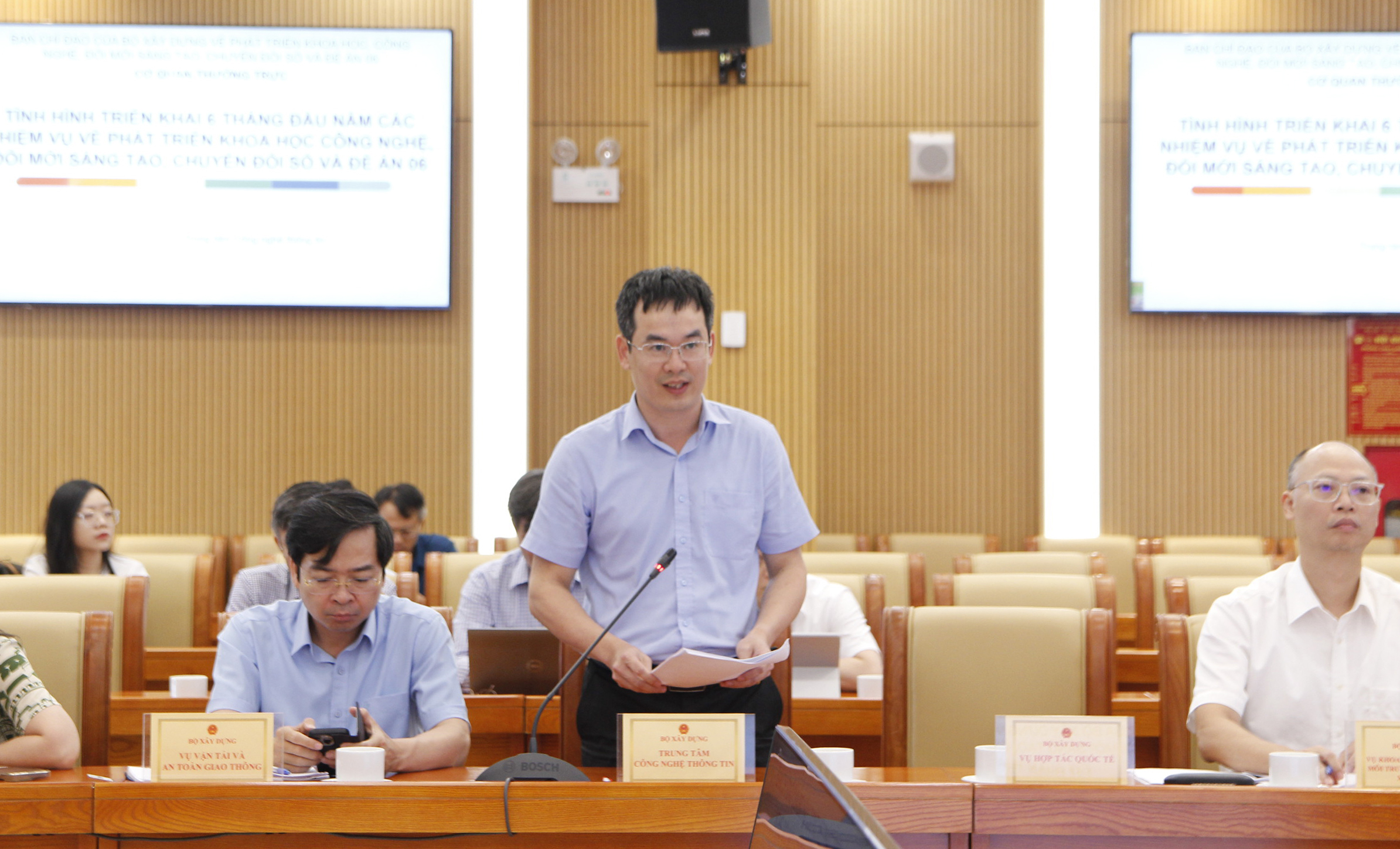 Giám đốc Trung tâm công nghệ thông tin Lê Thanh Tùng báo cáo tình hình triển khai các nhiệm vụ về phát triển khoa học, công nghệ, đổi mới sáng tạo, chuyển đổi số.