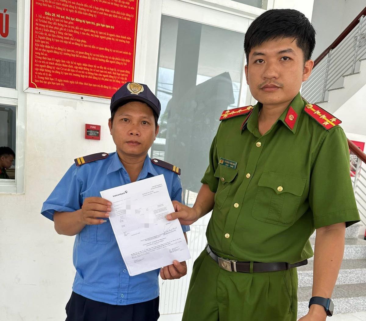 Anh bảo vệ nhờ công an hướng dẫn trả 170 triệu đồng "đi lạc" vào tài khoản- Ảnh 1.