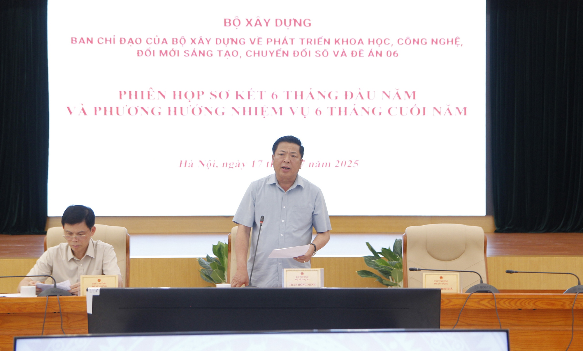 Bộ trưởng Bộ Xây dựng Trần Hồng Minh phát biểu chỉ đạo tại phiên họp.