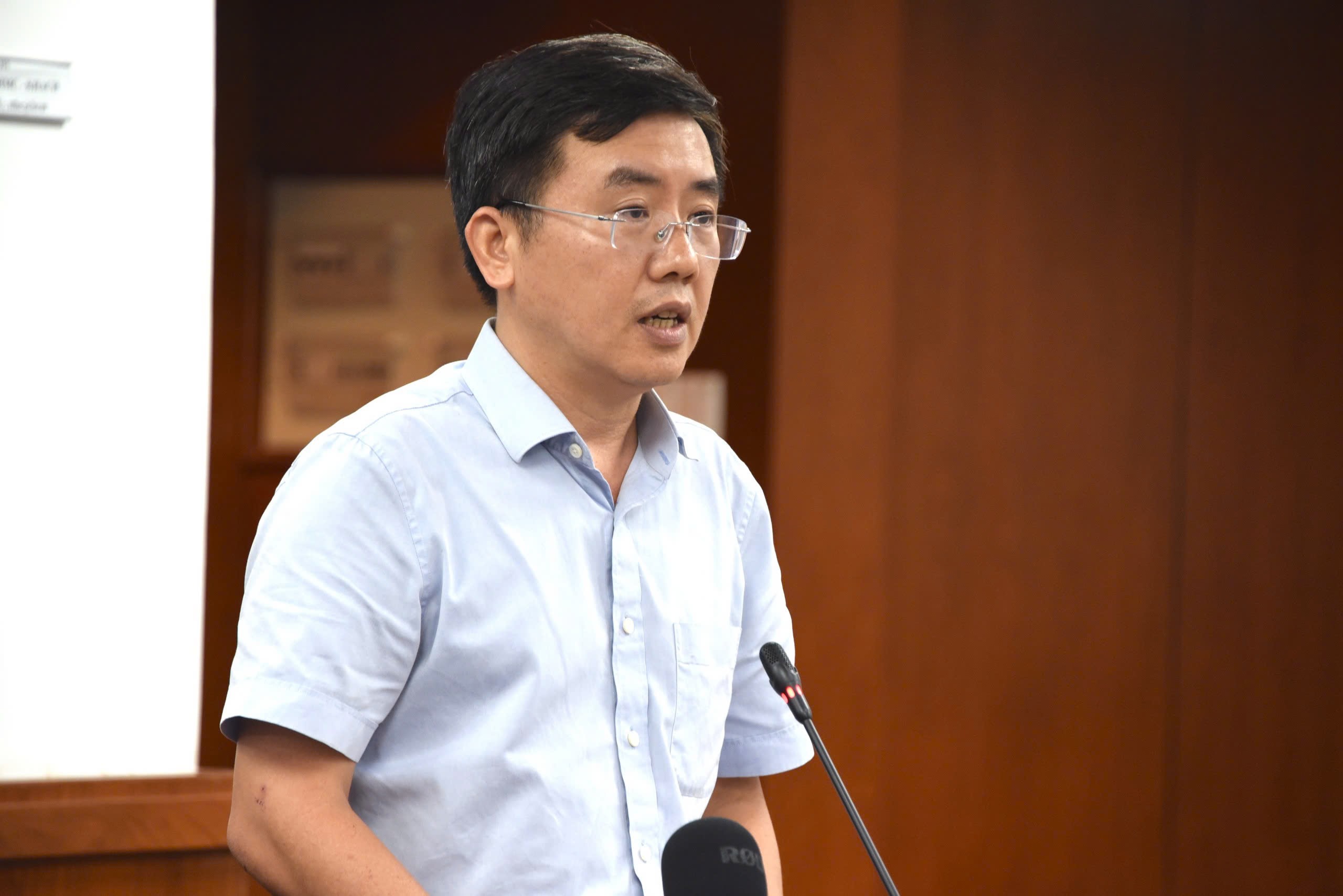 Giao thông TP.HCM thay đổi thế nào khi thí điểm đèn LED vỉa hè và biển báo phát sáng?- Ảnh 1. Giao thông TP.HCM thay đổi thế nào khi thí điểm đèn LED vỉa hè và biển báo phát sáng?- Ảnh 1.