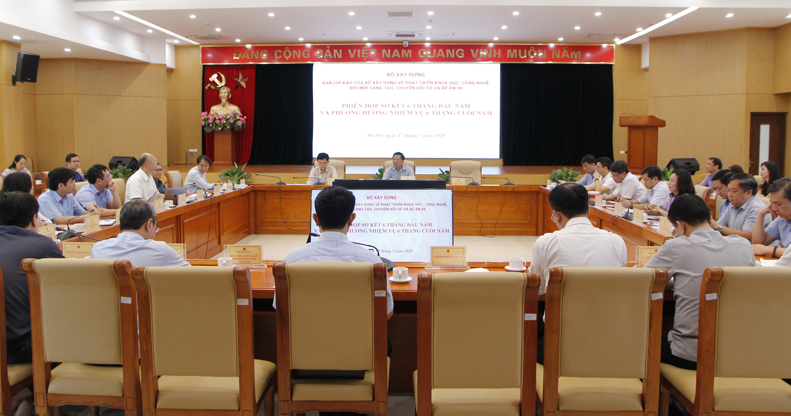 Toàn cảnh phiên họp lần thứ nhất của Ban chỉ đạo Bộ Xây dựng về phát triển khoa học, công nghệ, đổi mới sáng tạo, chuyển đổi số và Đề án 06.