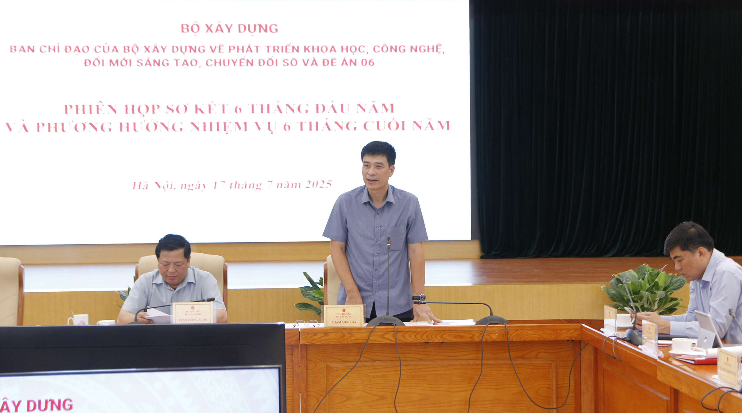 Thứ trưởng Bộ Xây dựng Phạm Minh Hà phát biểu tại phiên họp.