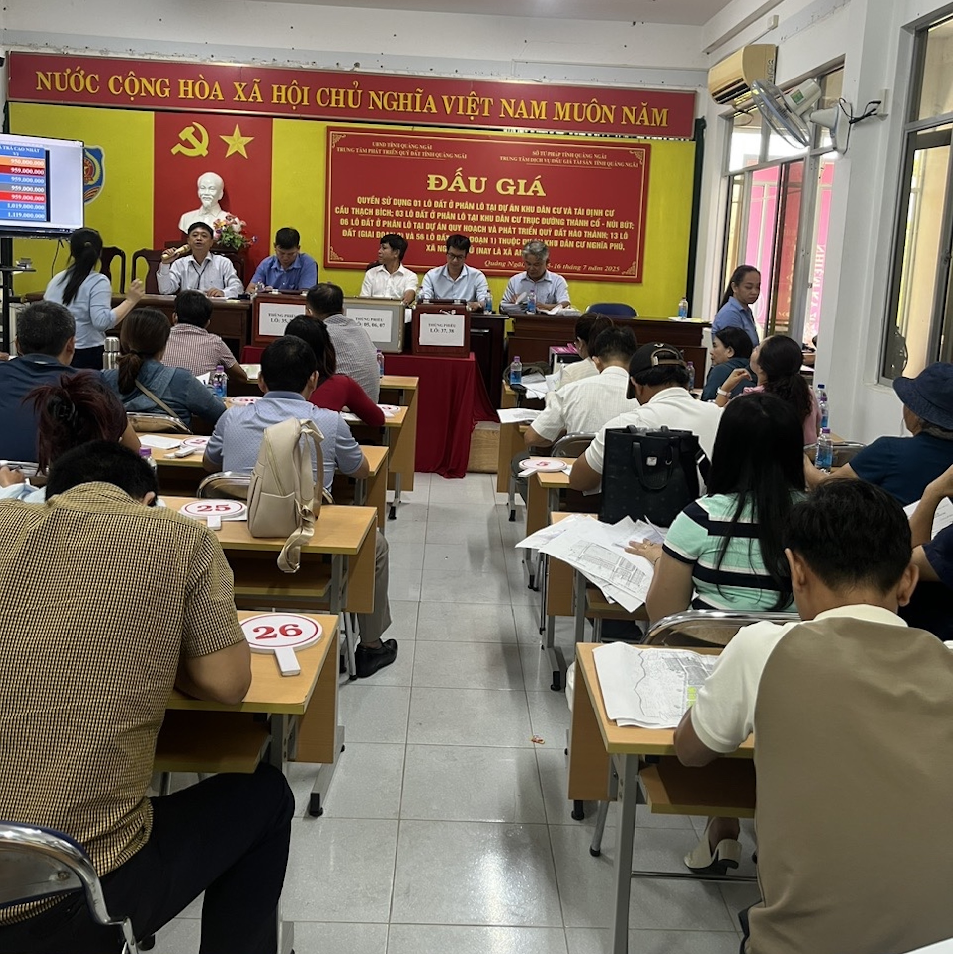Hàng trăm người đấu giá đất xuyên đêm ở Quảng Ngãi, có lô tăng gấp 2-3 lần giá khởi điểm- Ảnh 1. Hàng trăm người đấu giá đất xuyên đêm ở Quảng Ngãi, có lô tăng gấp 2-3 lần giá khởi điểm- Ảnh 1.