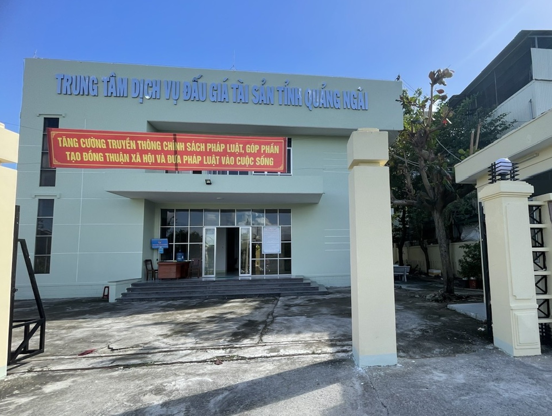 Hàng trăm người đấu giá đất xuyên đêm ở Quảng Ngãi, có lô tăng gấp 2-3 lần giá khởi điểm- Ảnh 2. Hàng trăm người đấu giá đất xuyên đêm ở Quảng Ngãi, có lô tăng gấp 2-3 lần giá khởi điểm- Ảnh 2.