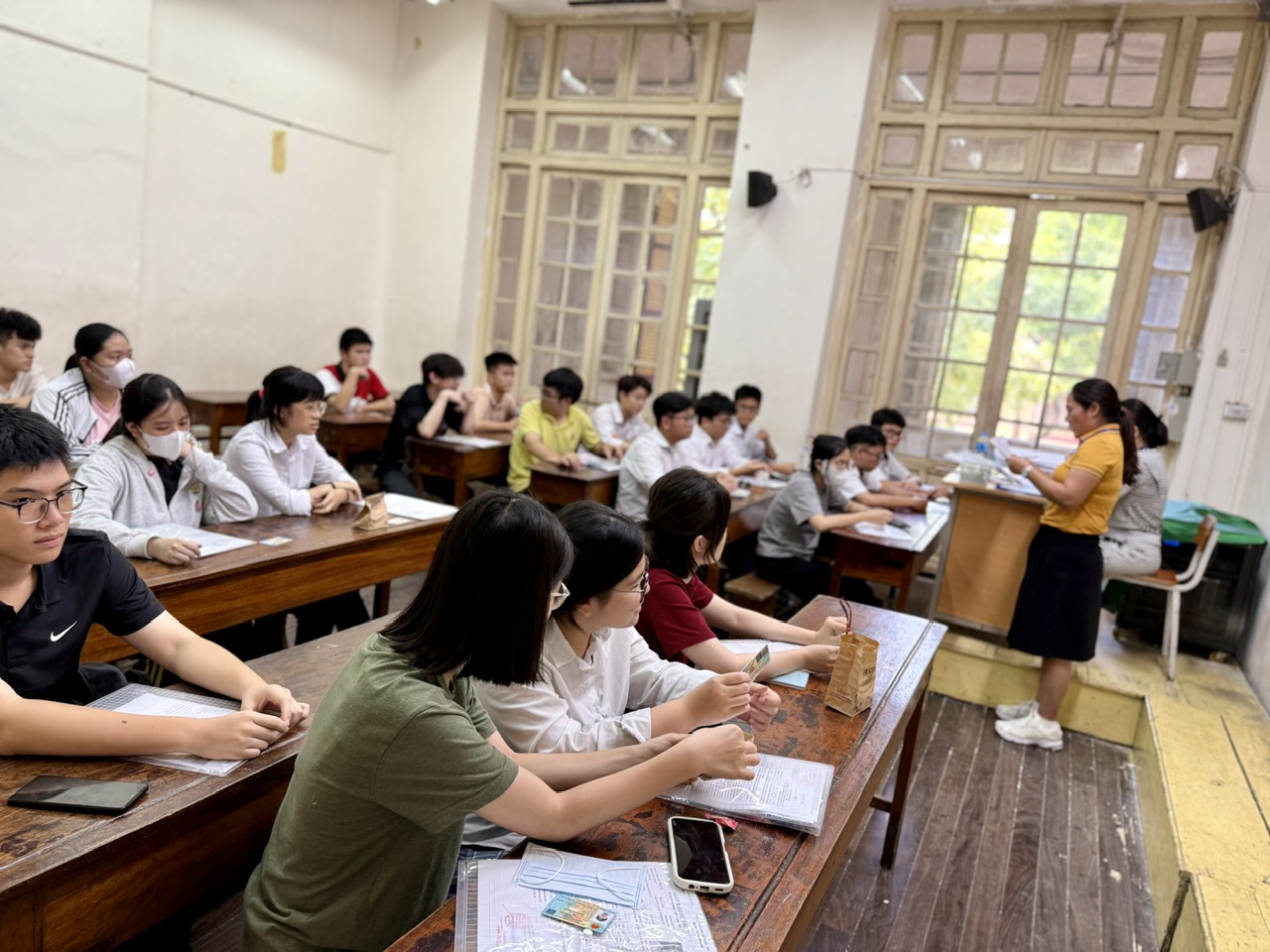 200 trường tại Hà Nội có học sinh đỗ 100% tốt nghiệp THPT 2025- Ảnh 1. 200 trường tại Hà Nội có học sinh đỗ 100% tốt nghiệp THPT 2025- Ảnh 1.