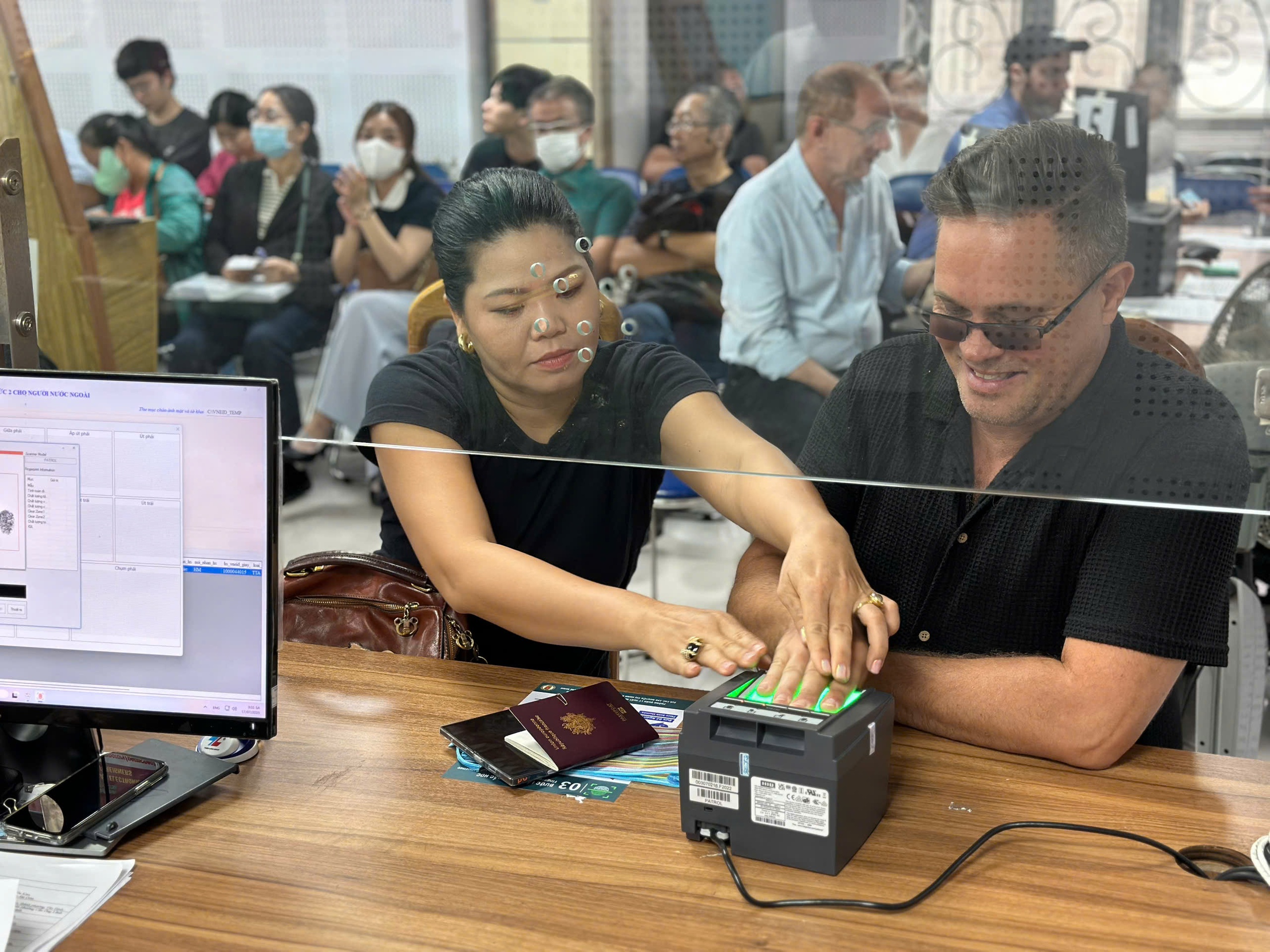 TP.HCM: Làm việc đến đêm cấp định danh điện tử cho người nước ngoài- Ảnh 1.