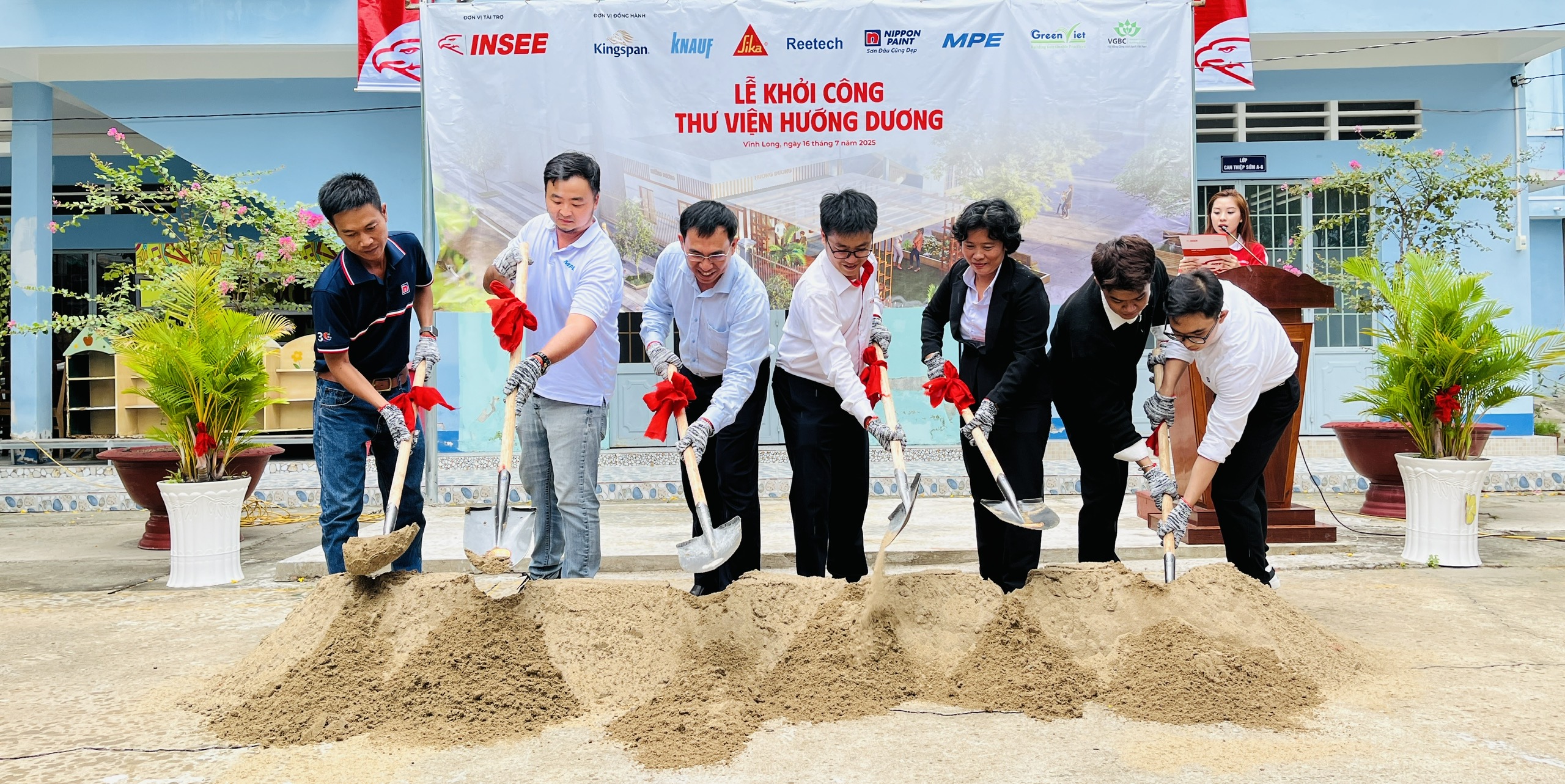 Đại diện INSEE cùng đại diện Trung tâm hỗ trợ phát triển giáo dục hòa nhập tỉnh Vĩnh Long, các đối tác và nhóm tác giả dự án thực hiện nghi thức khởi công thư viện Hướng Dương. Đại diện INSEE cùng đại diện Trung tâm hỗ trợ phát triển giáo dục hòa nhập tỉnh Vĩnh Long, các đối tác và nhóm tác giả dự án thực hiện nghi thức khởi công thư viện Hướng Dương.
