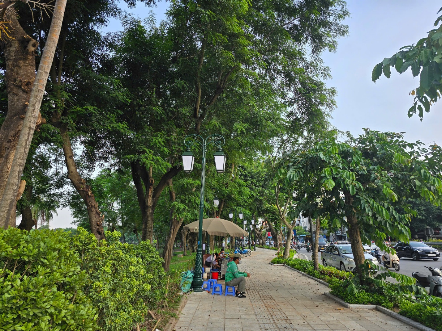 Cần mạnh tay xử lý tình trạng chiếm dụng công viên, hồ nước ở Hà Nội- Ảnh 1.