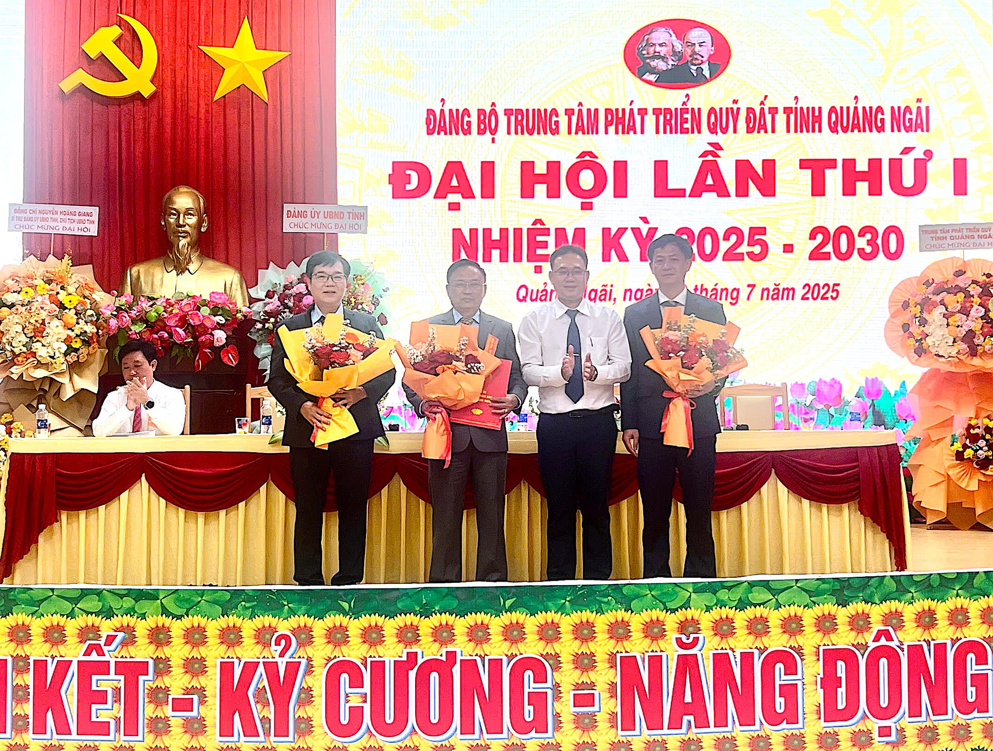 Ông Phạm Xuân Vinh giữ chức Bí thư Đảng ủy Trung tâm phát triển quỹ đất tỉnh Quảng Ngãi- Ảnh 2. Ông Phạm Xuân Vinh giữ chức Bí thư Đảng ủy Trung tâm phát triển quỹ đất tỉnh Quảng Ngãi- Ảnh 2.